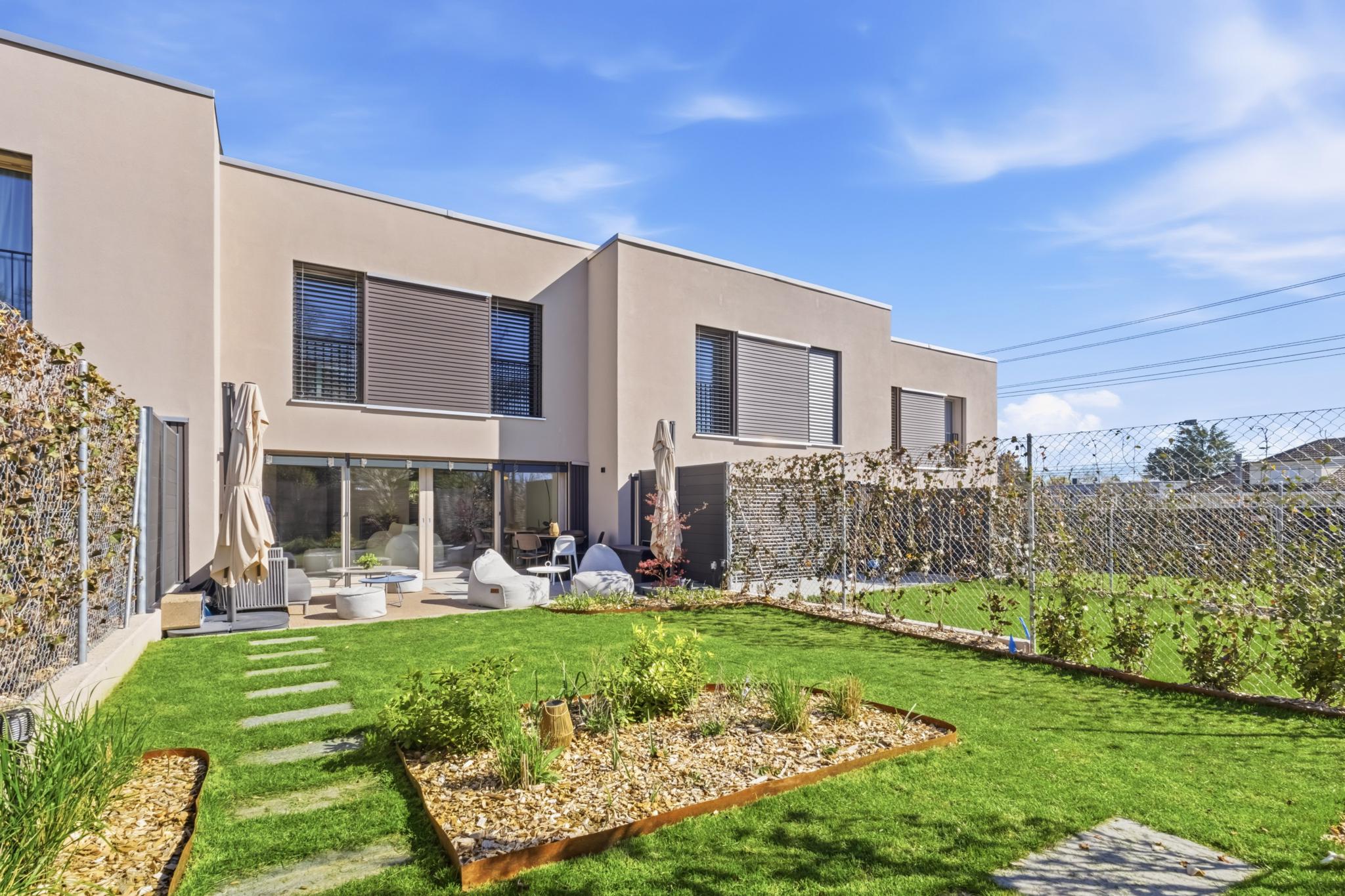Moderne Reihenhaus-Ansicht mit Garten
