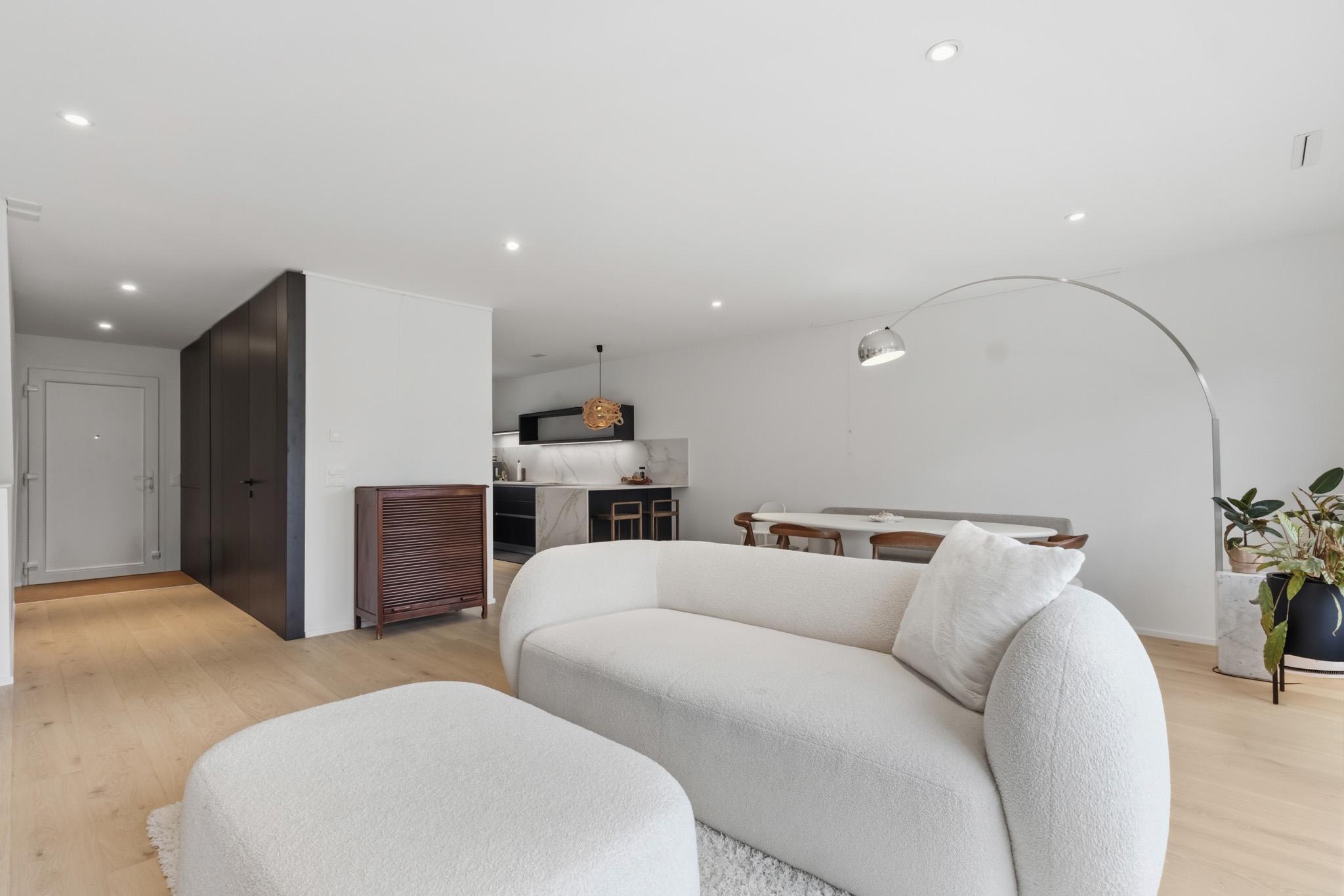 Modernes offenes Wohn-Esszimmer mit Küche