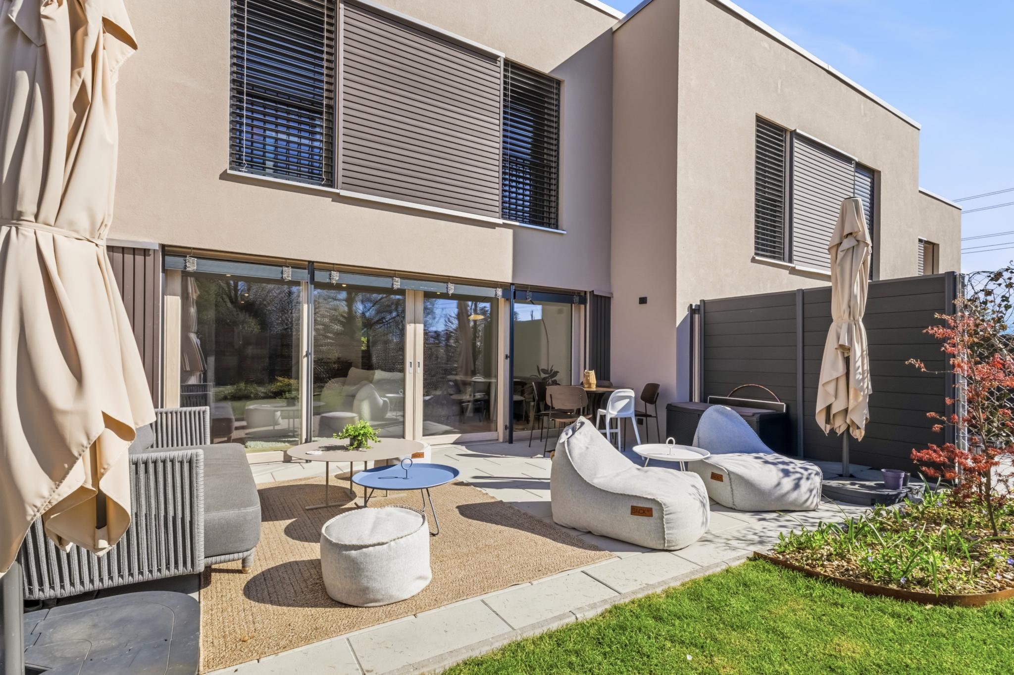 Moderne Terrasse mit Sitzlounge