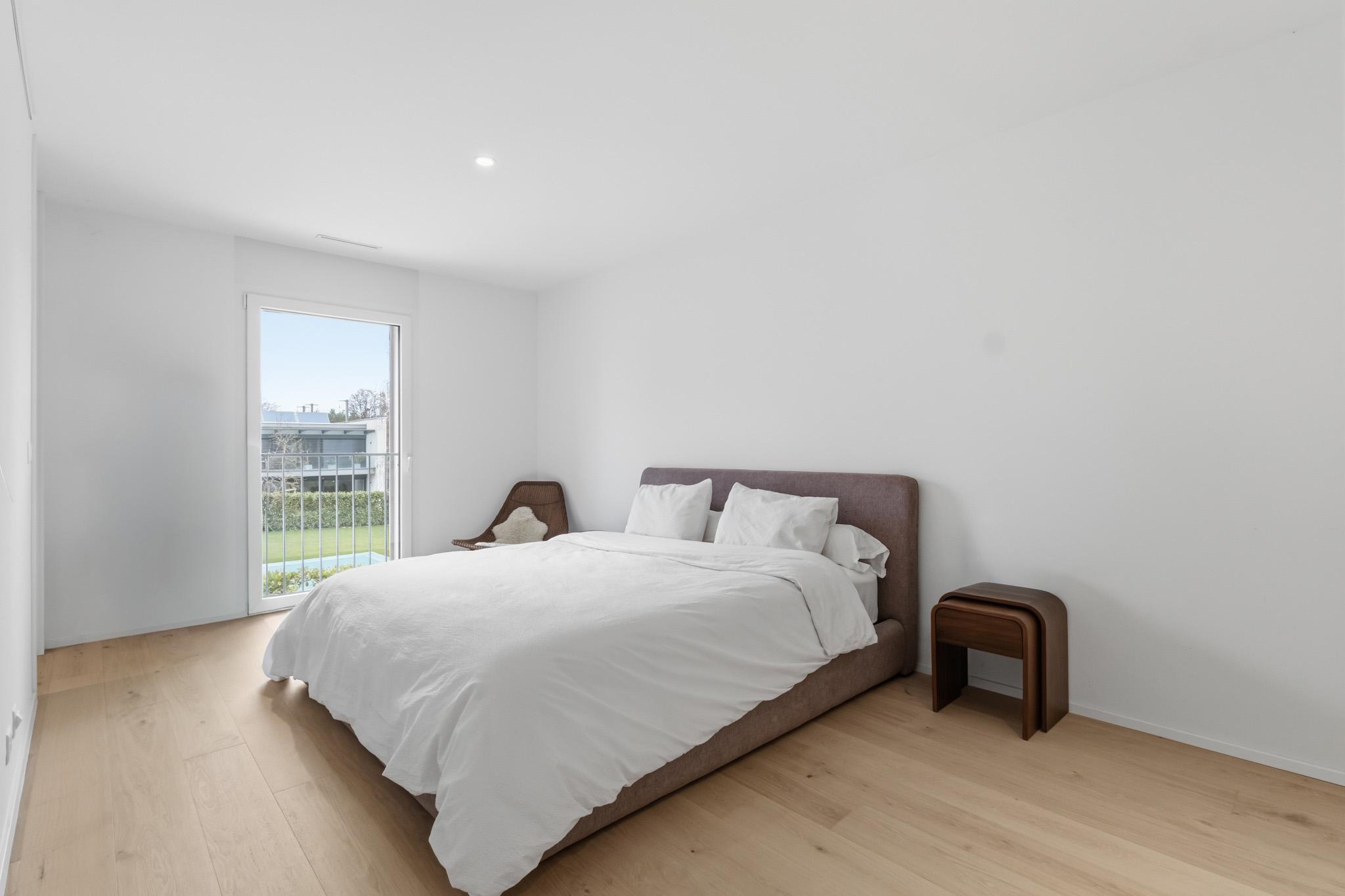 Helles minimalistisches Schlafzimmer