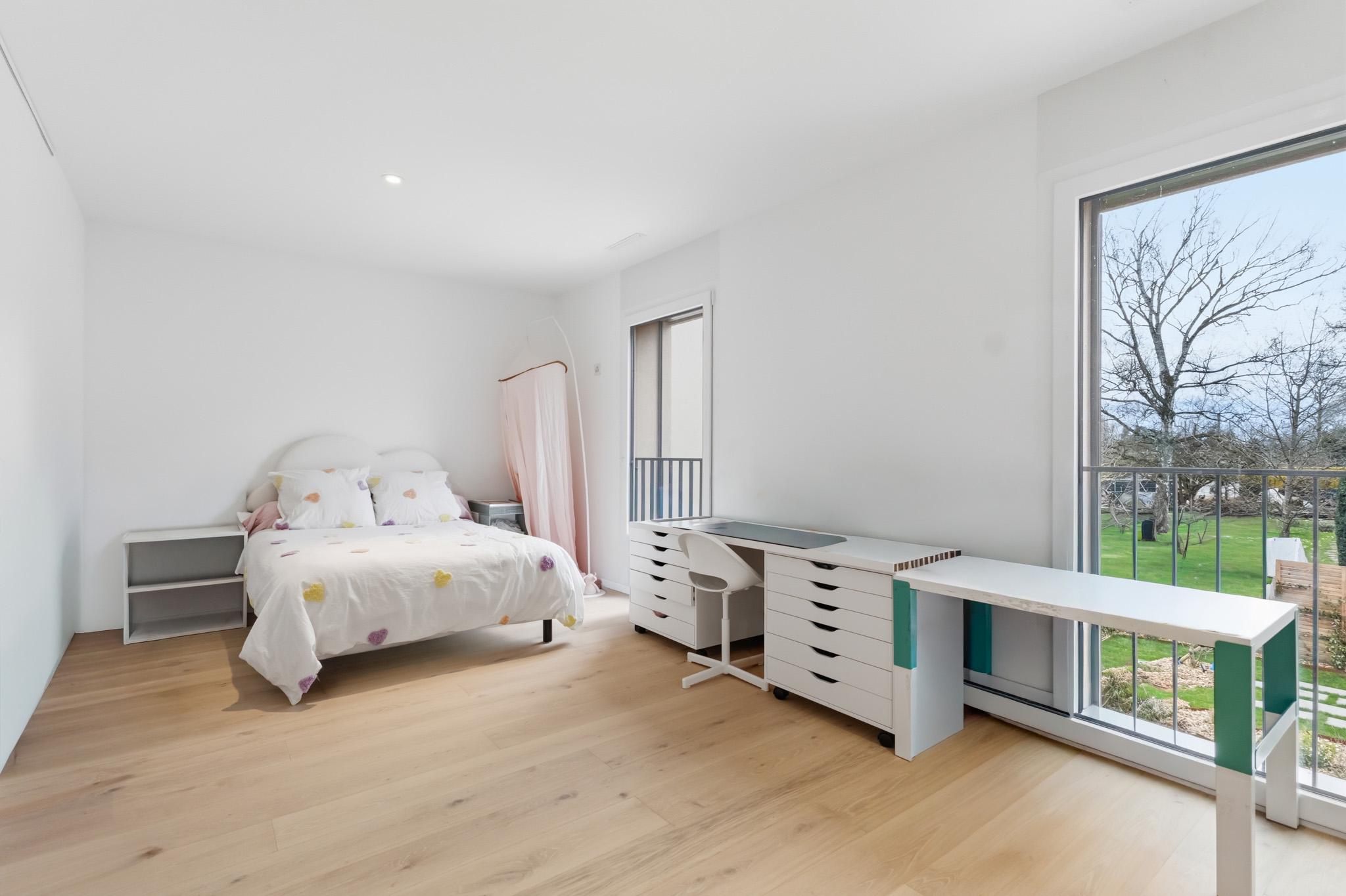 Helles Schlafzimmer mit Arbeitsplatz