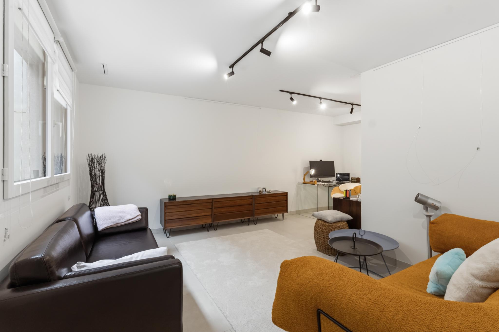 Helles, minimalistisches Wohnzimmer mit Arbeitsbereich