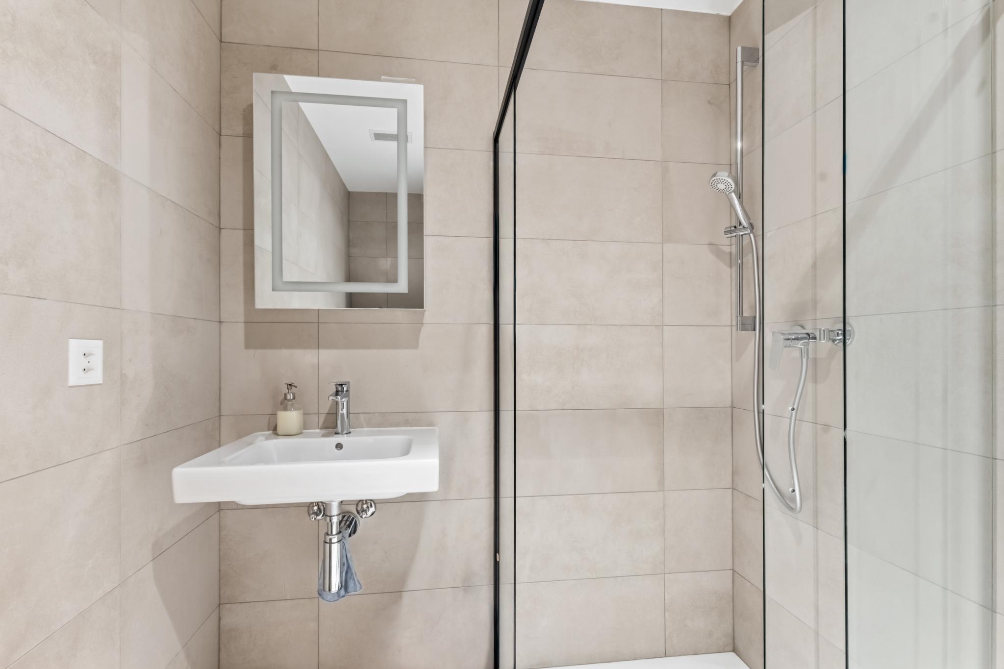 Modernes Badezimmer mit begehbarer Dusche