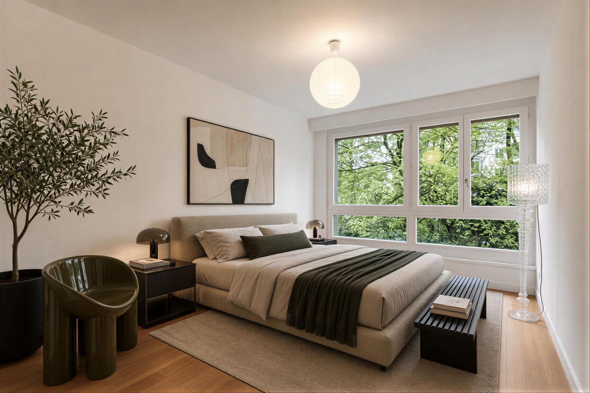 Helles, modernes Schlafzimmer mit großen Fenstern