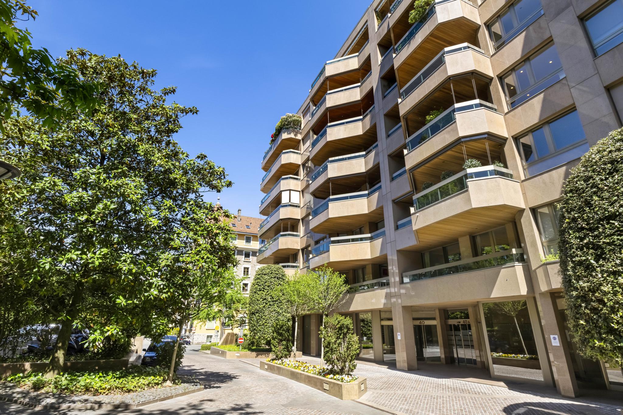 Modernes Apartmentgebäude mit begrüntem Innenhof
