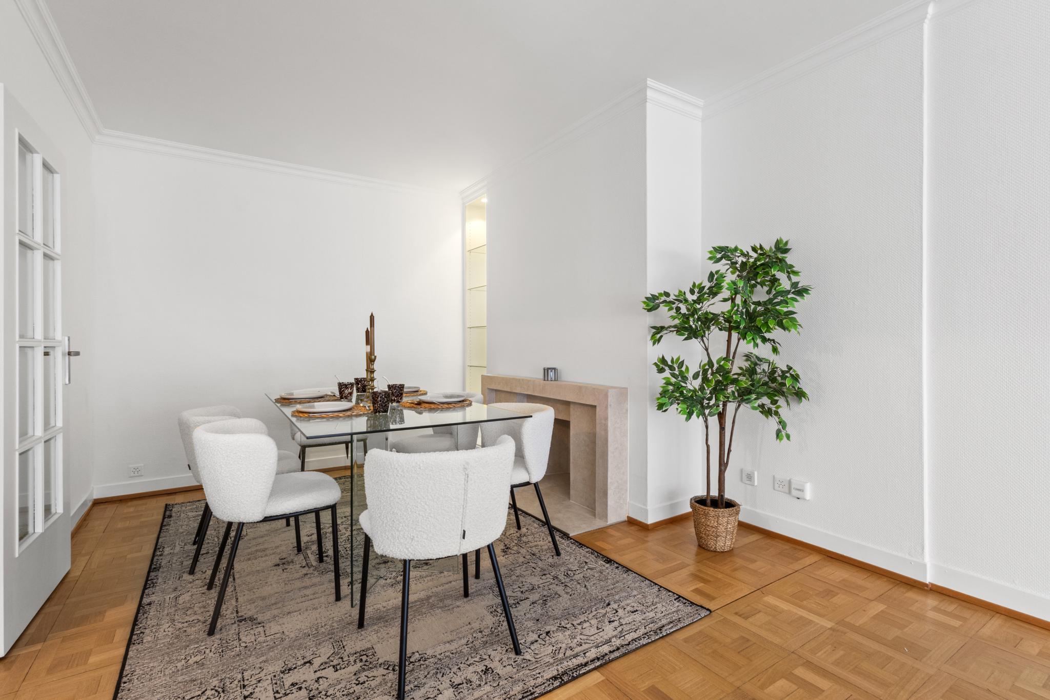 Heller Essbereich mit Tisch und Stuhlgruppe
