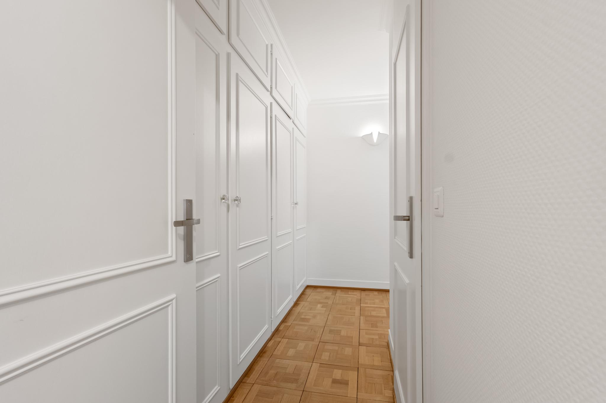 Heller Flur mit Paneelwänden