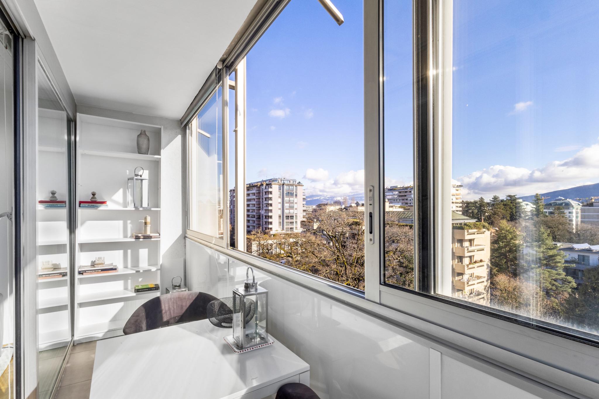 Heller verglaster Balkon mit Stadtblick