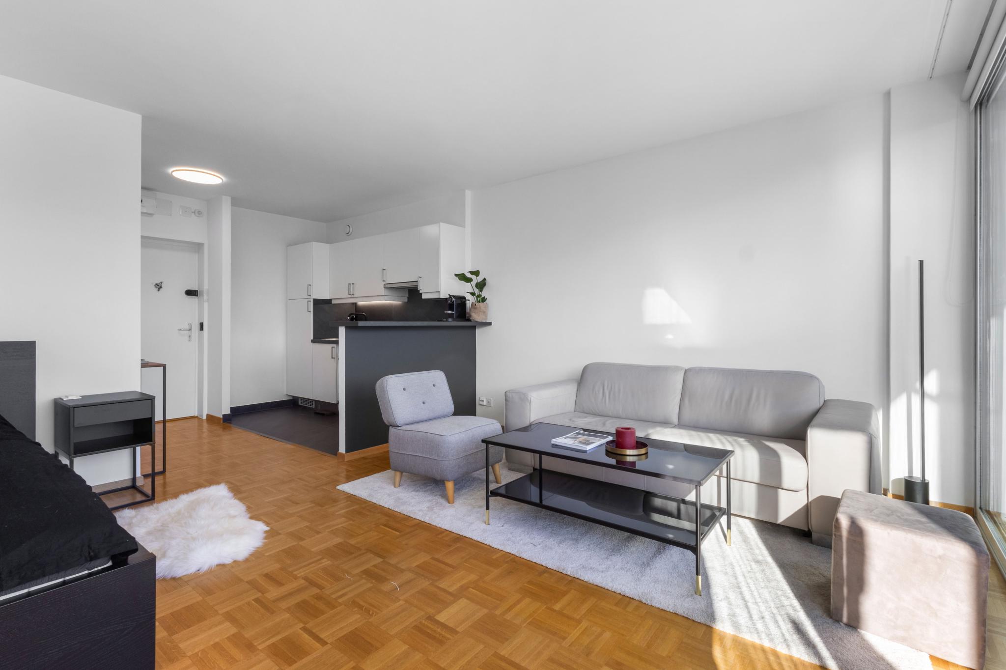 Helles Wohnzimmer mit offener Küchenzeile