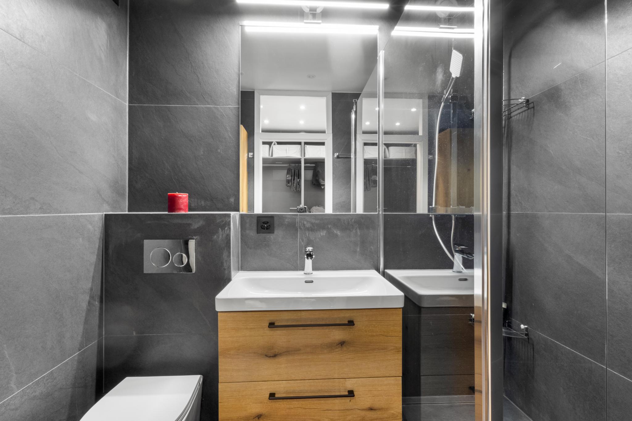 Modernes Badezimmer mit dunkler Natursteinoptik