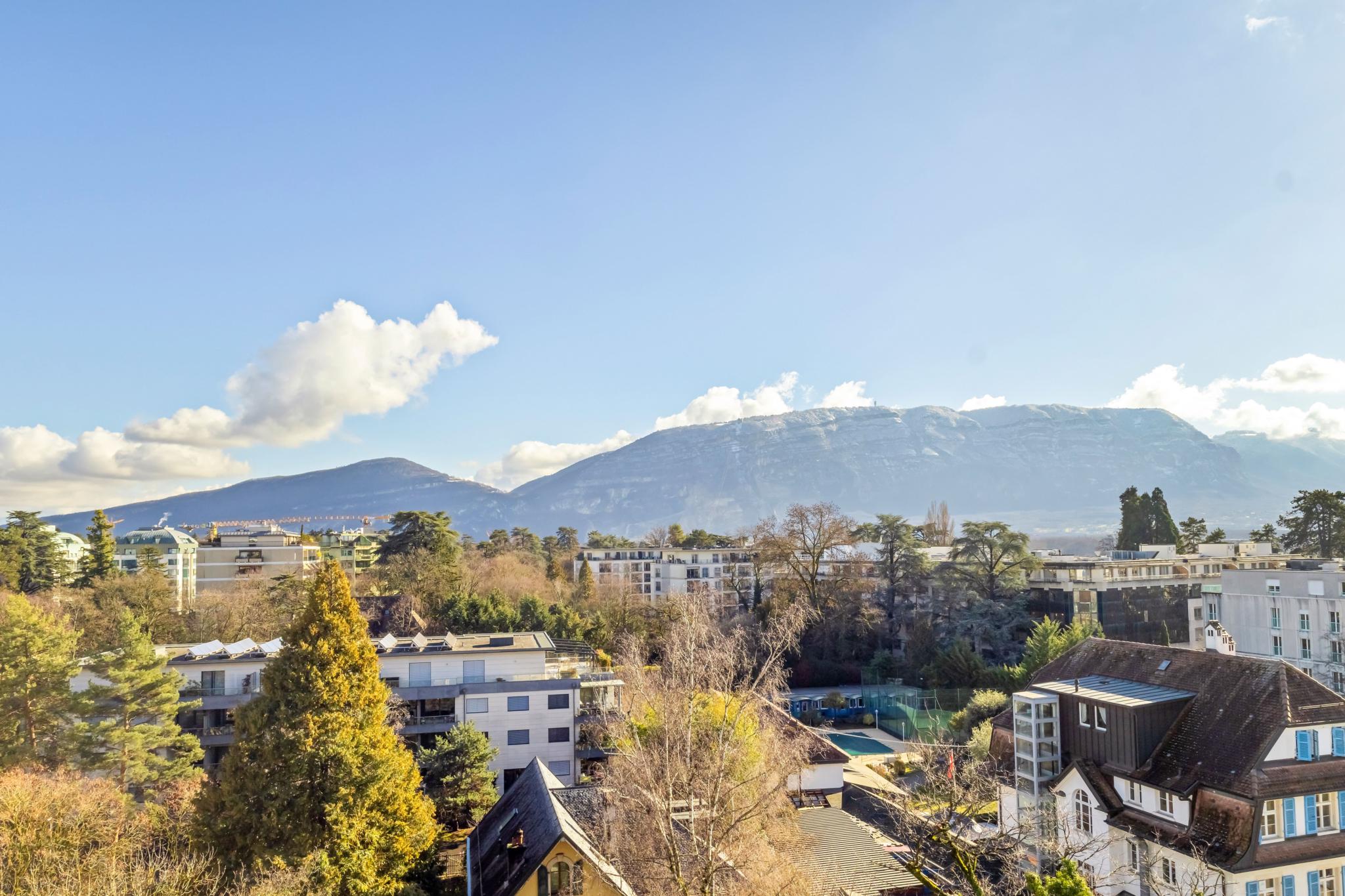 Stadt- und Bergblick aus erhöhter Position