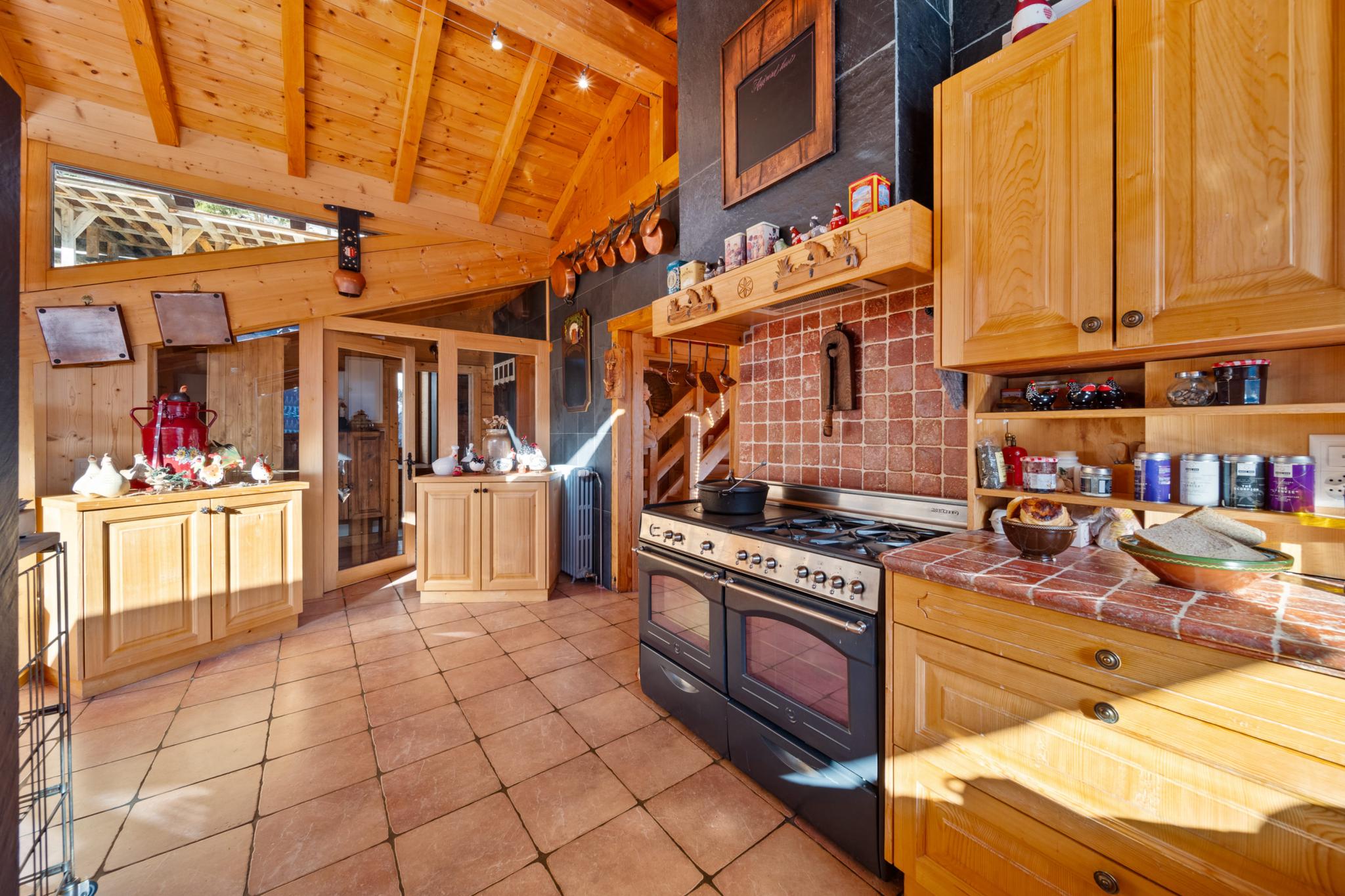 Rustikale Wohnküche mit Holz, Terrakotta und Ofen