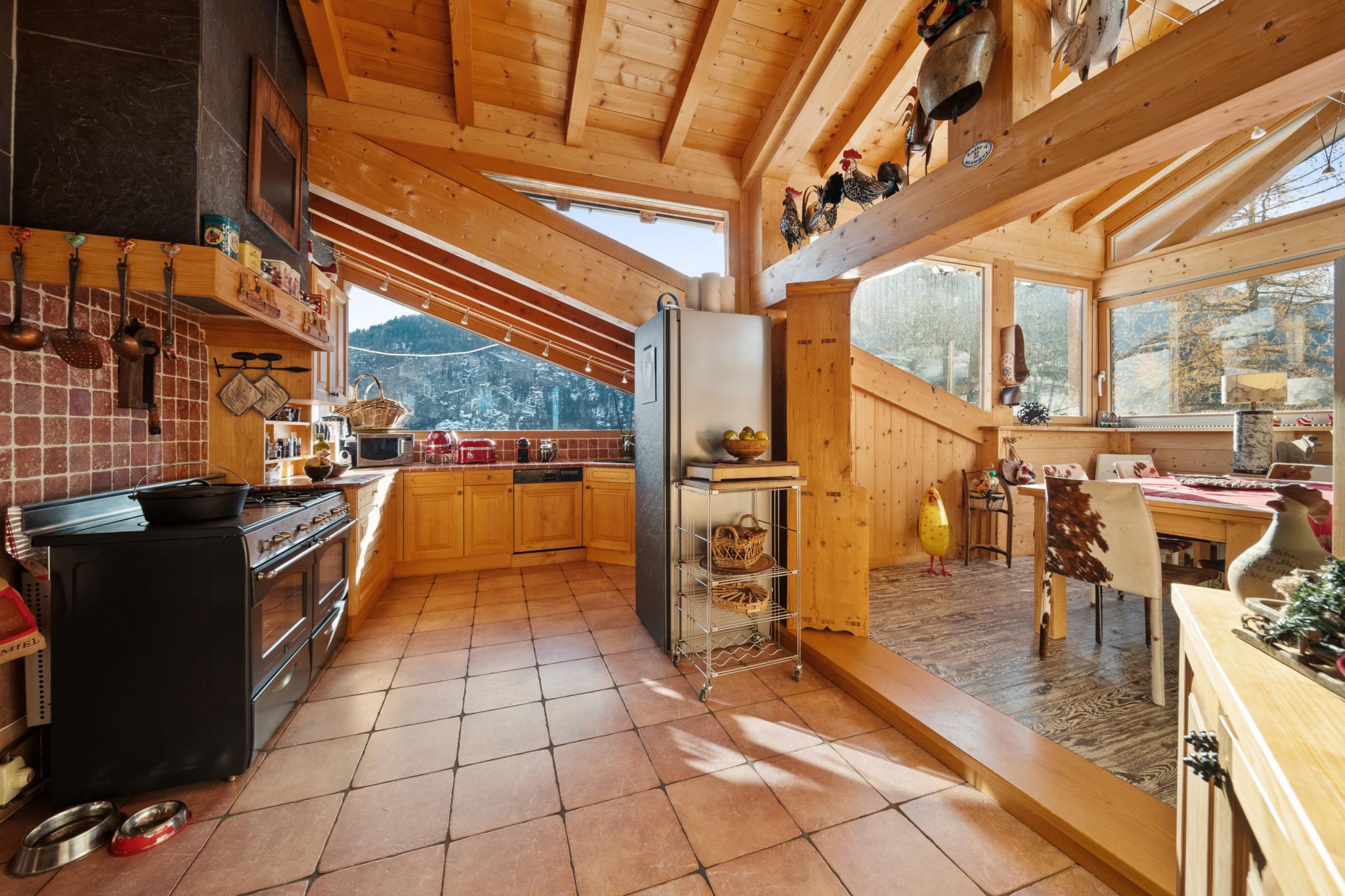 Gemütliche Chalet-Küche mit Essbereich