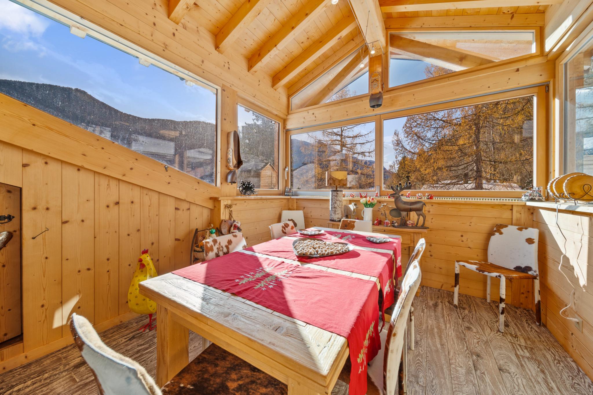 Gemütlicher Holz-Anbau mit Panoramafenstern