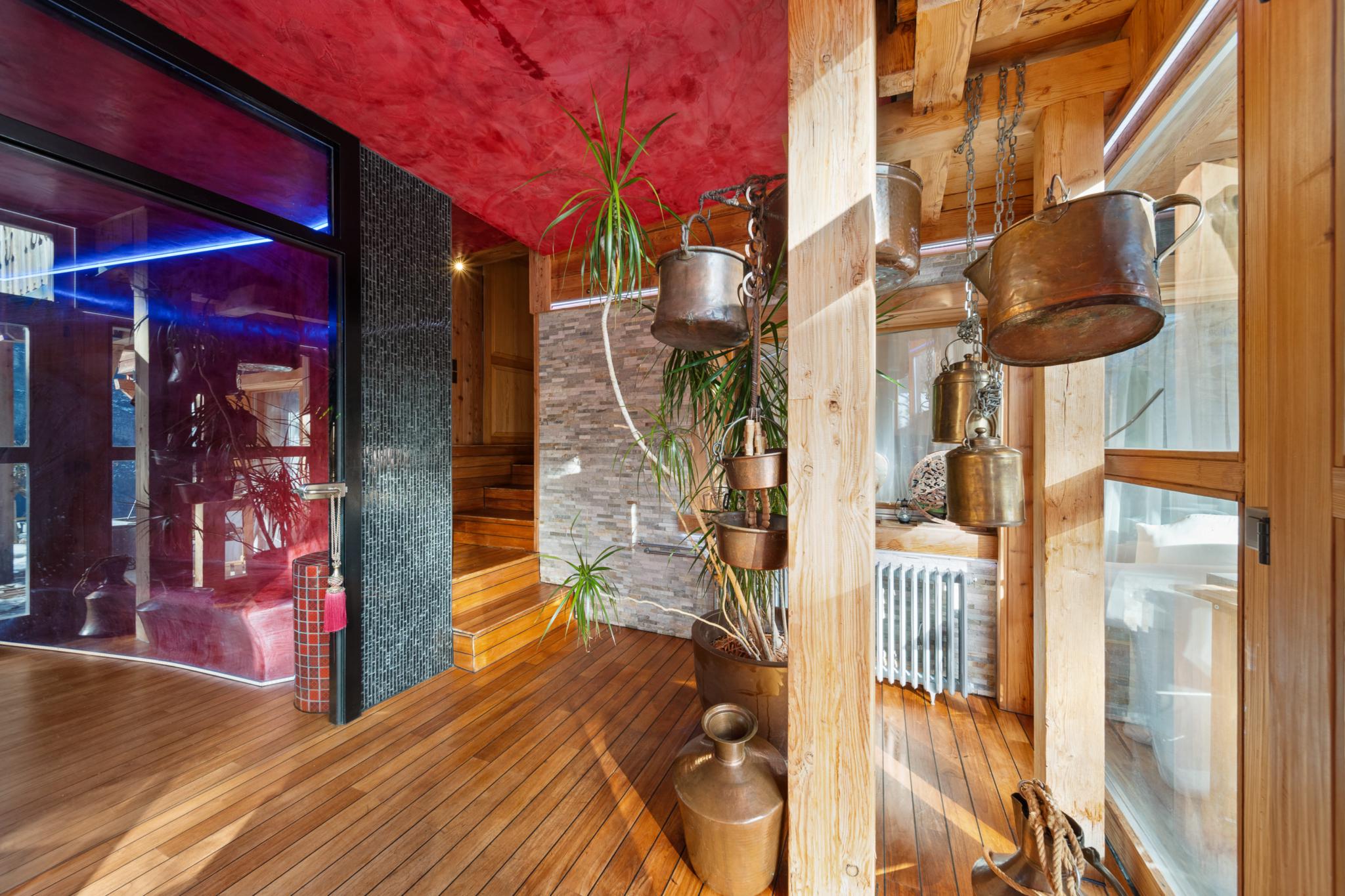 Exklusive, warm gestaltete Innenansicht mit Holz und Kupferakzenten