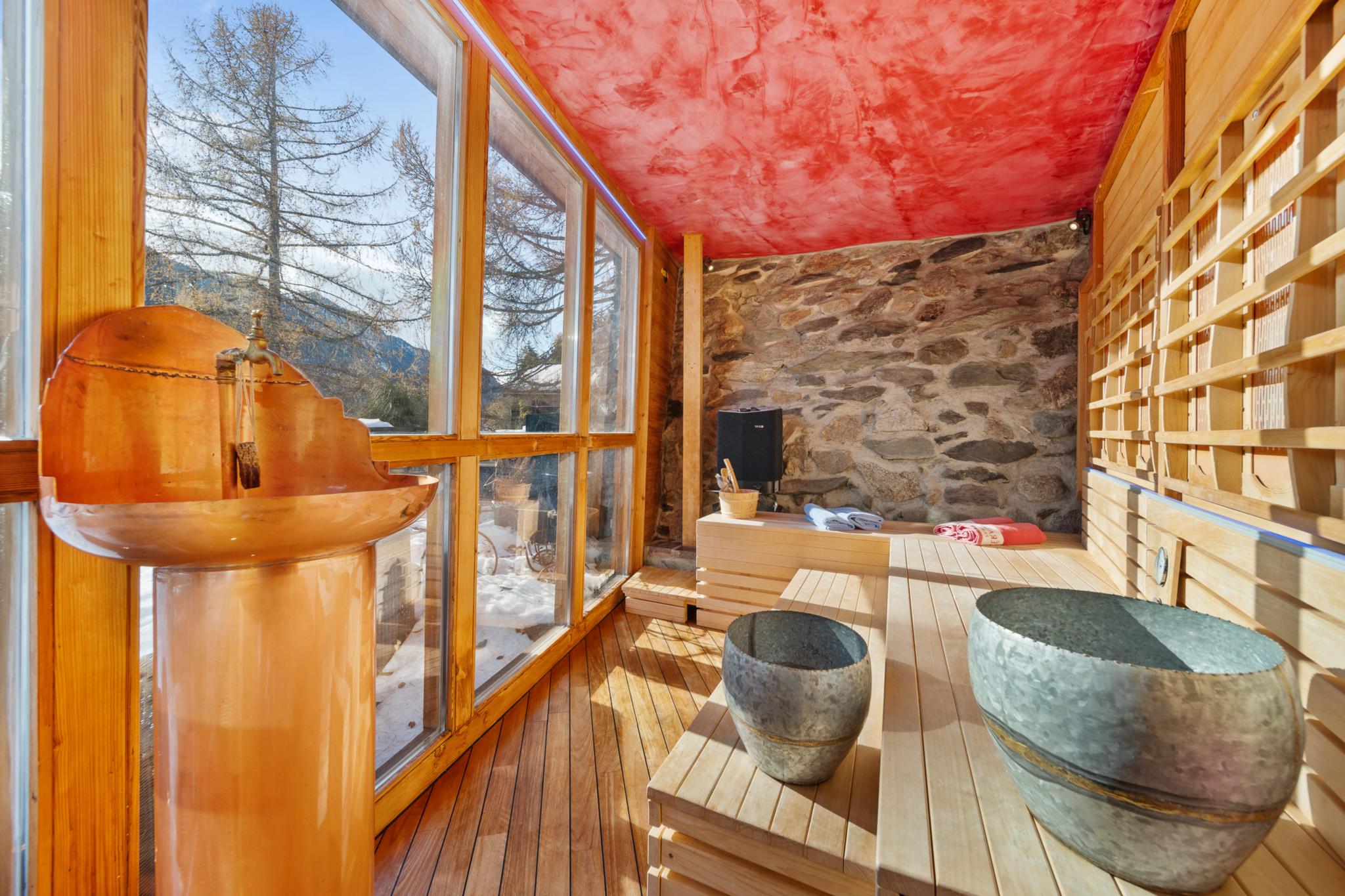 Innenansicht einer Holzsauna mit Panoramaverglasung