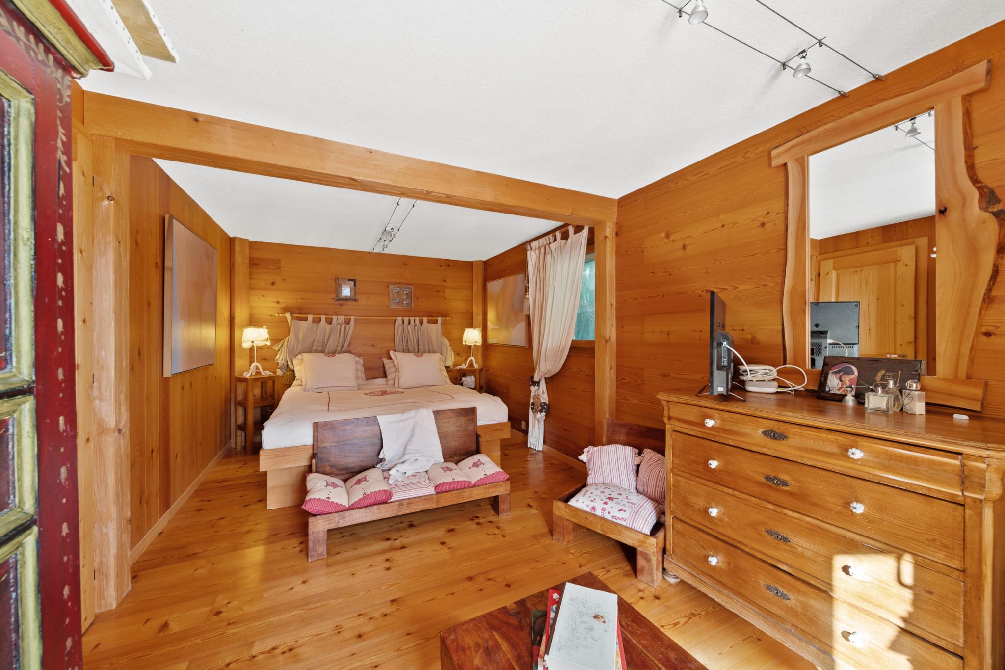 Rustikales Schlafzimmer mit Holzvertäfelung