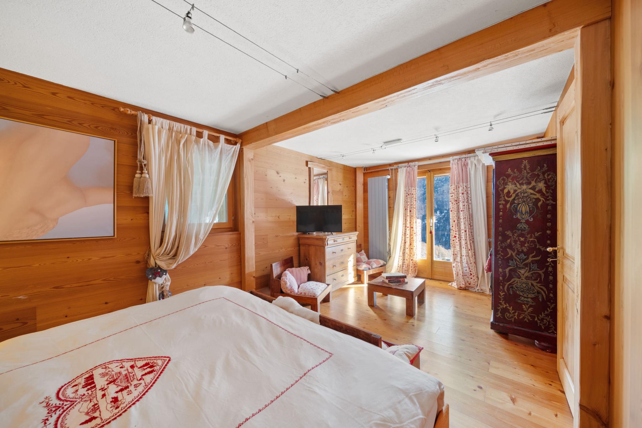 Gemütliches Schlafzimmer mit Holzvertäfelung