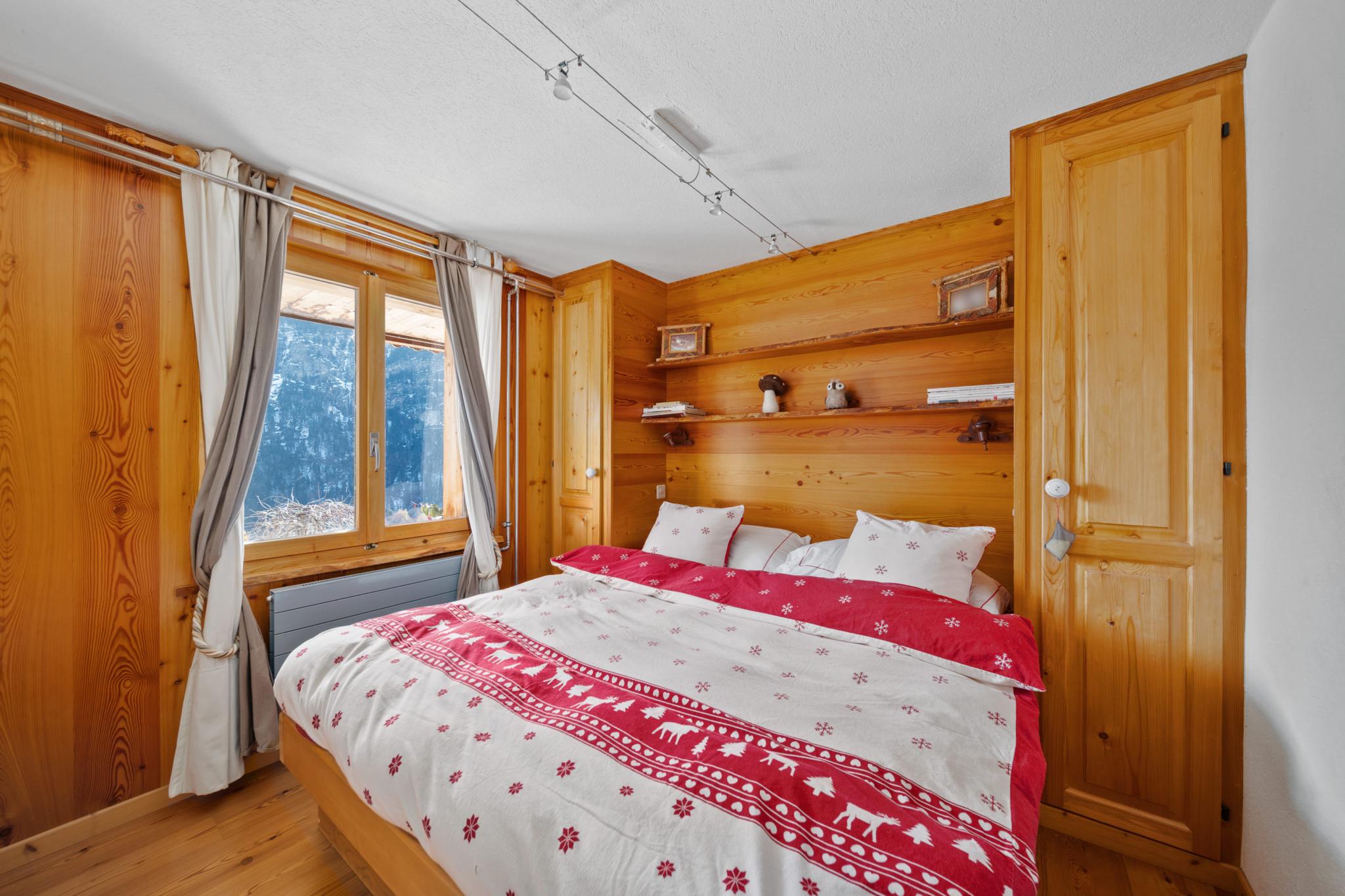 Gemütliches Schlafzimmer im alpinen Stil