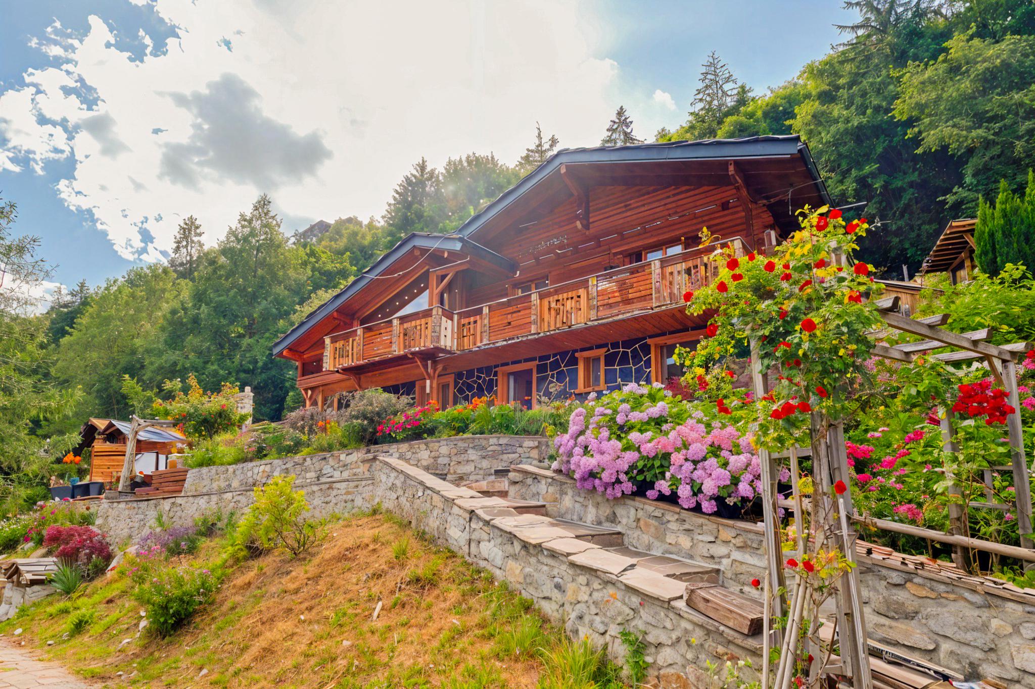 Alpines Holzhaus mit üppigem Garten