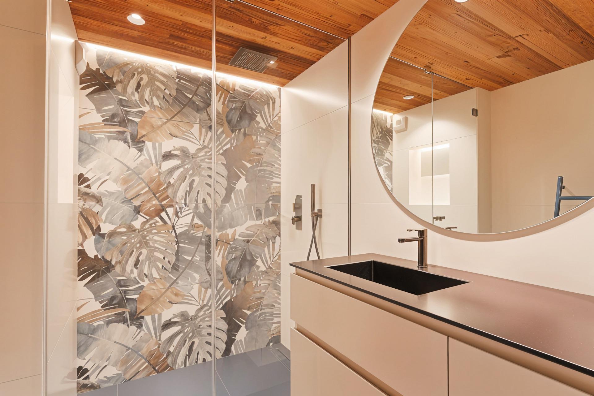 Modernes Badezimmer mit Duschbereich und Waschplatz