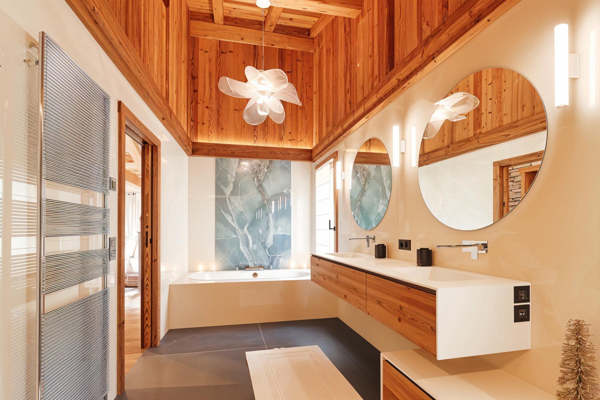 Luxuriöses Badezimmer mit Holzdecke