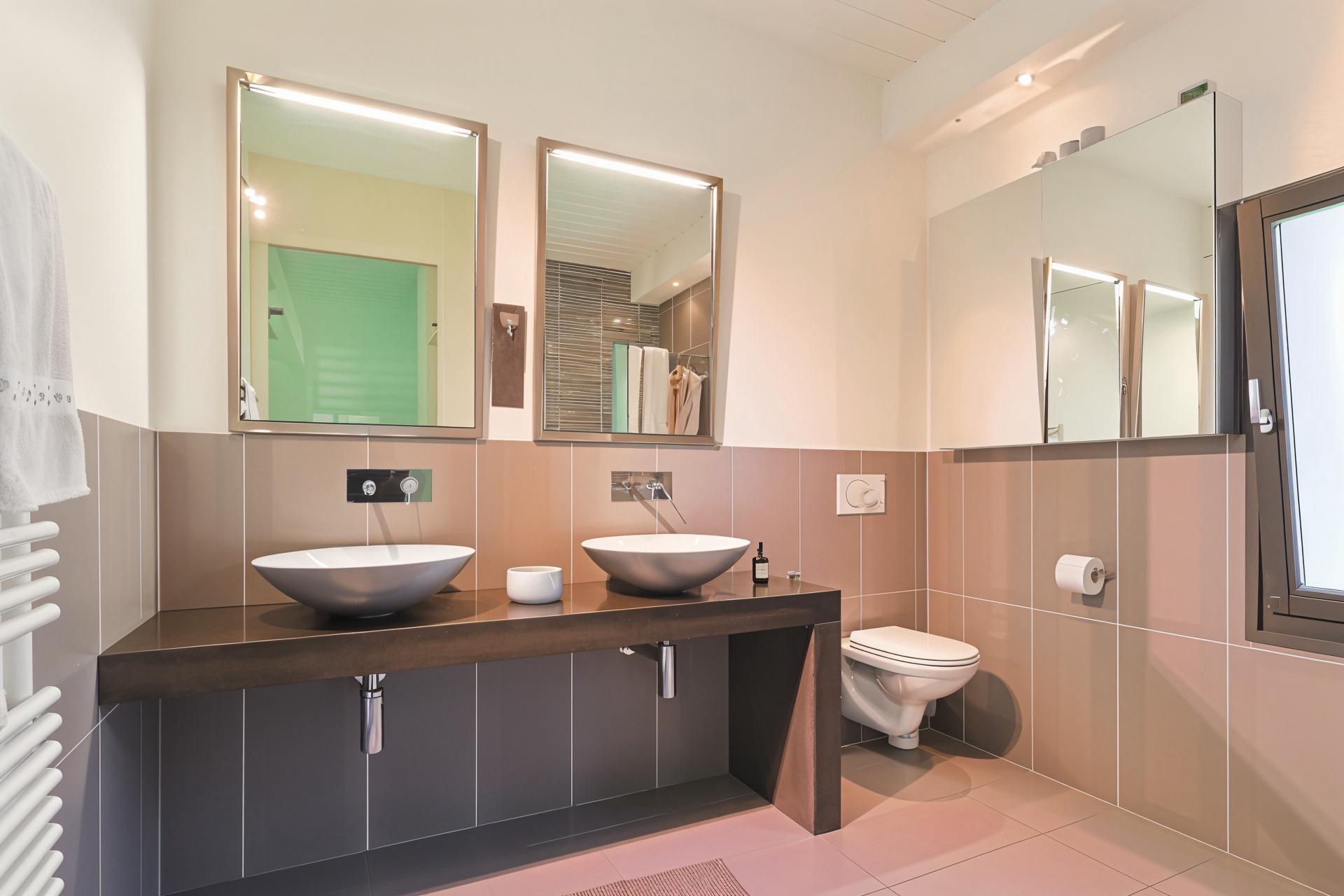 Modernes Badezimmer mit Doppelwaschtisch