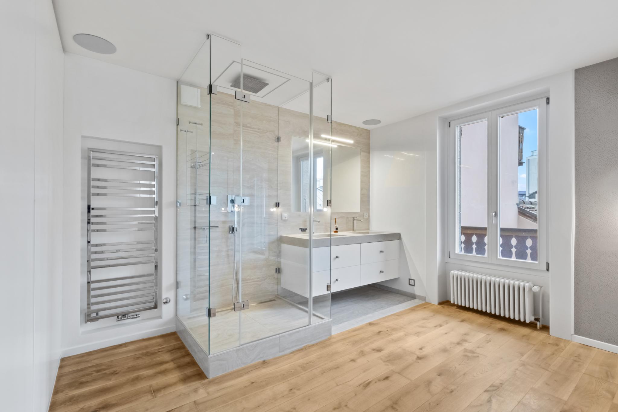 Modernes Badezimmer mit Glasdusche