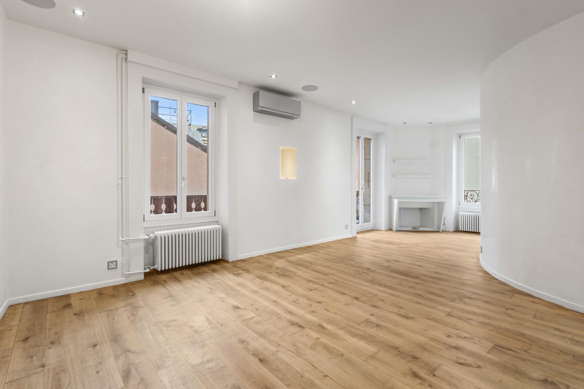 Heller leerer Wohnraum mit Holzboden