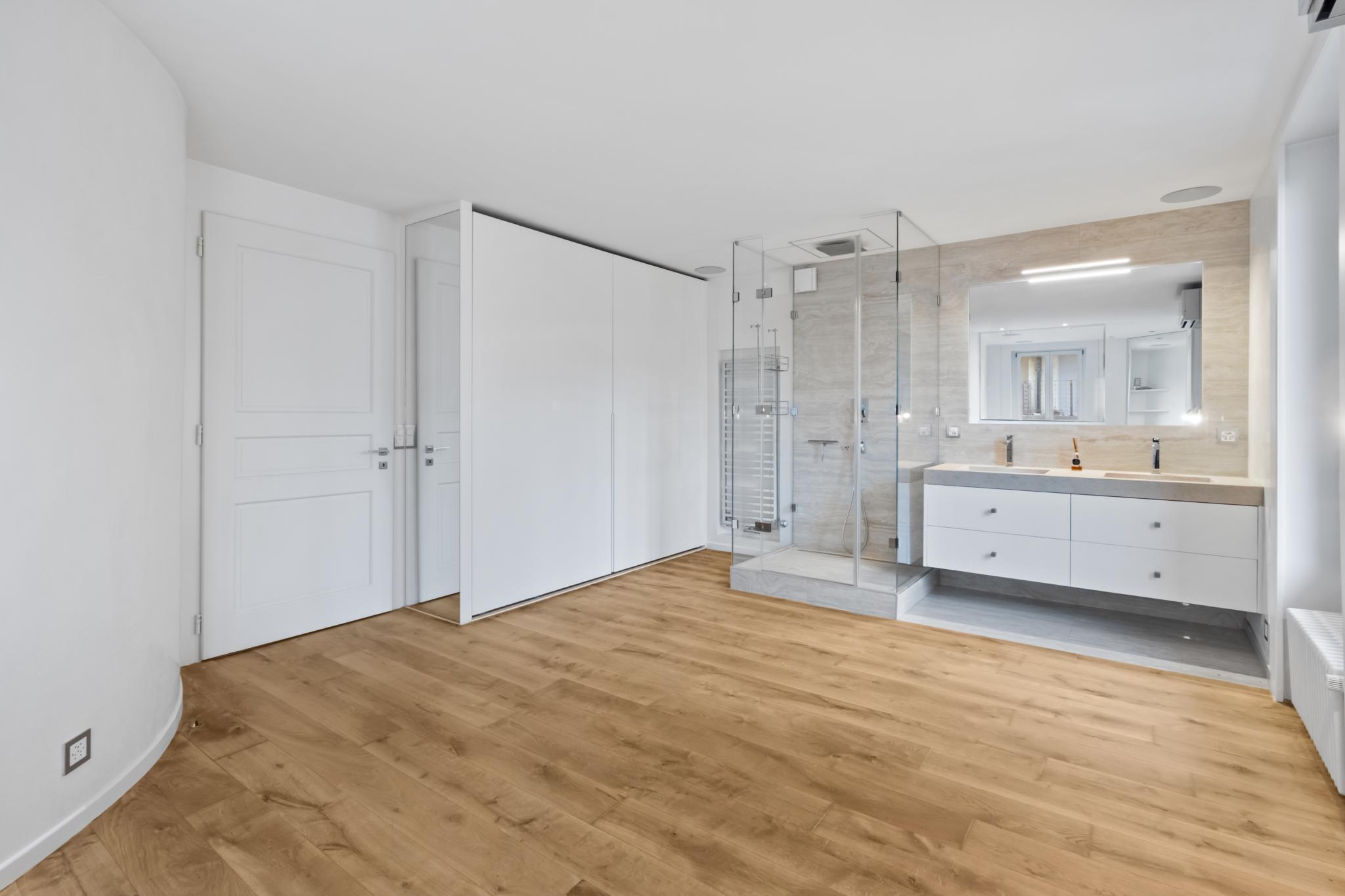 Modernes Badezimmer mit begehbarer Dusche