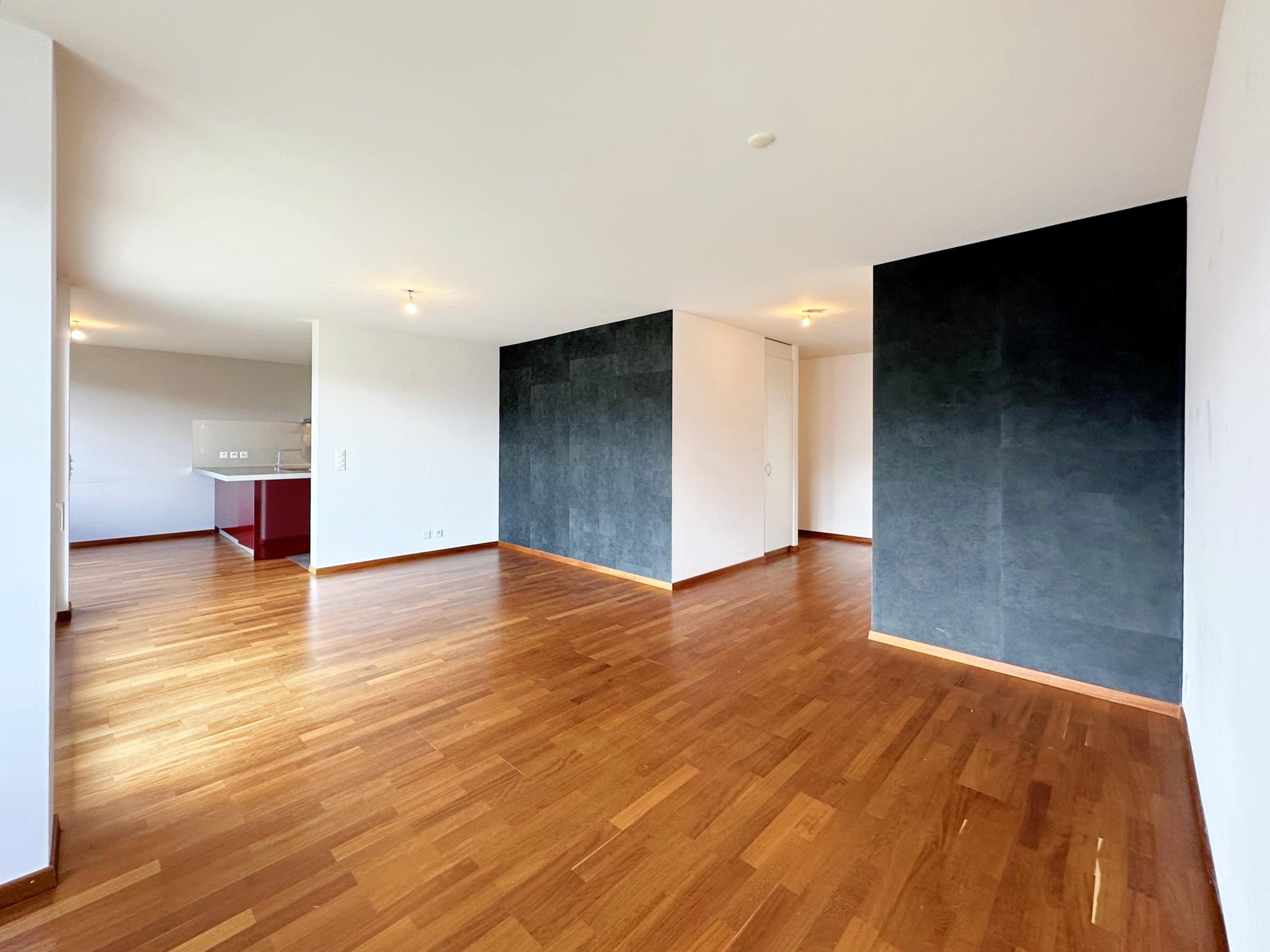 Offener Wohnbereich mit Holzboden