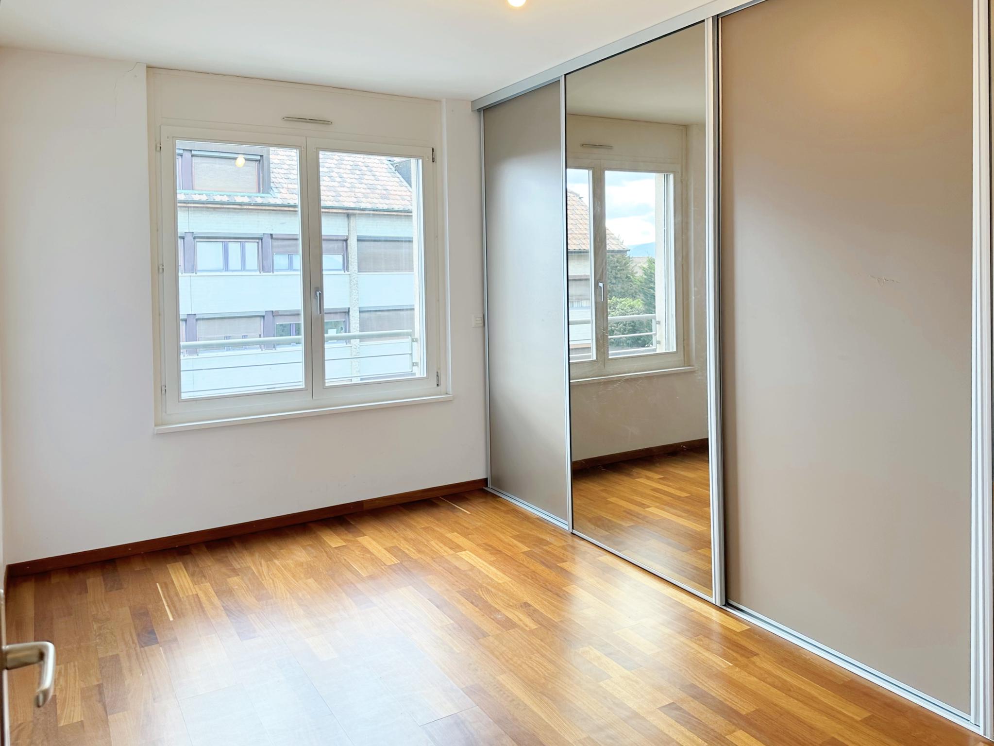 Helles Schlafzimmer mit Spiegelkleiderschrank