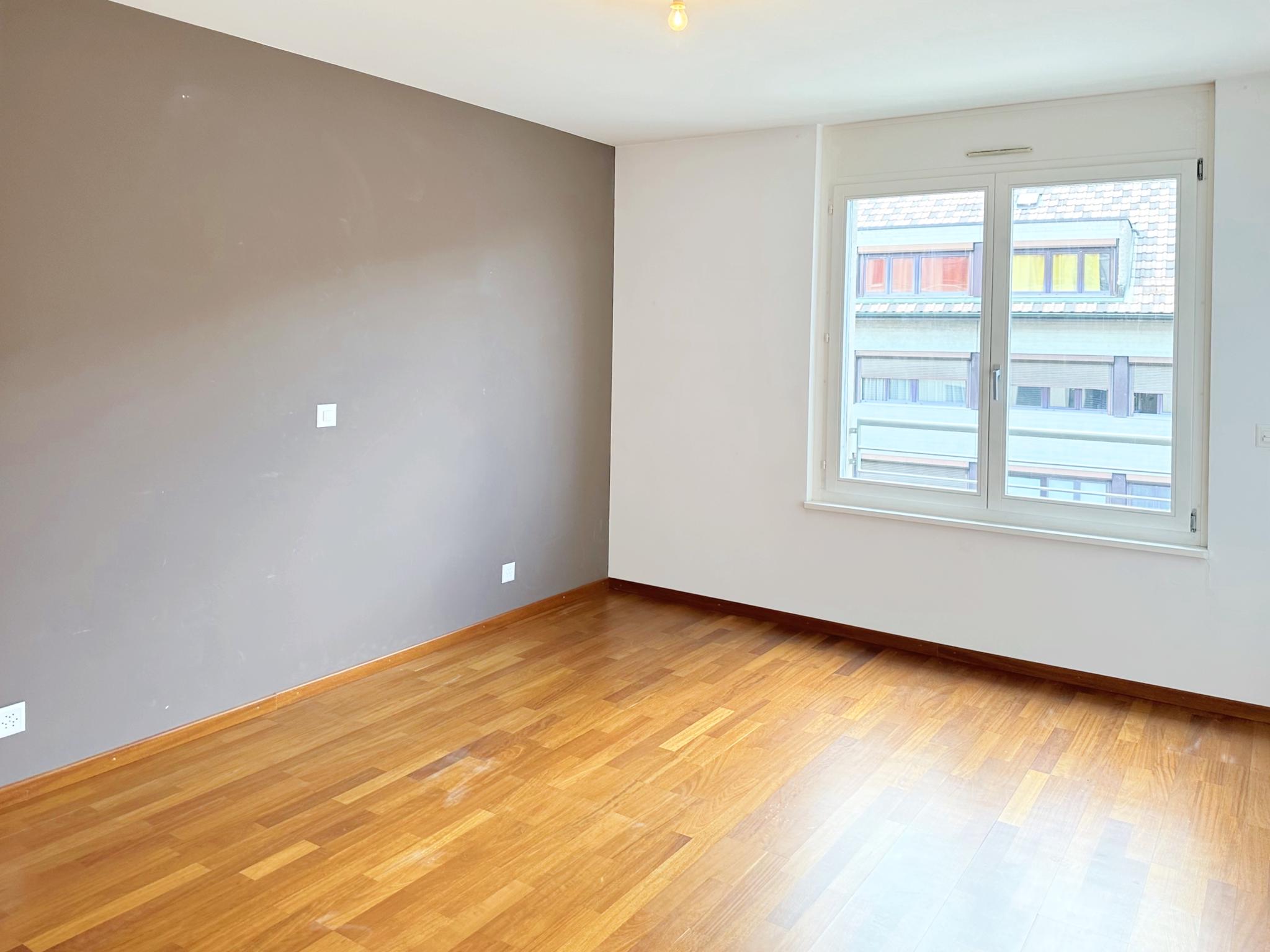 Leeres Schlafzimmer mit Fenster