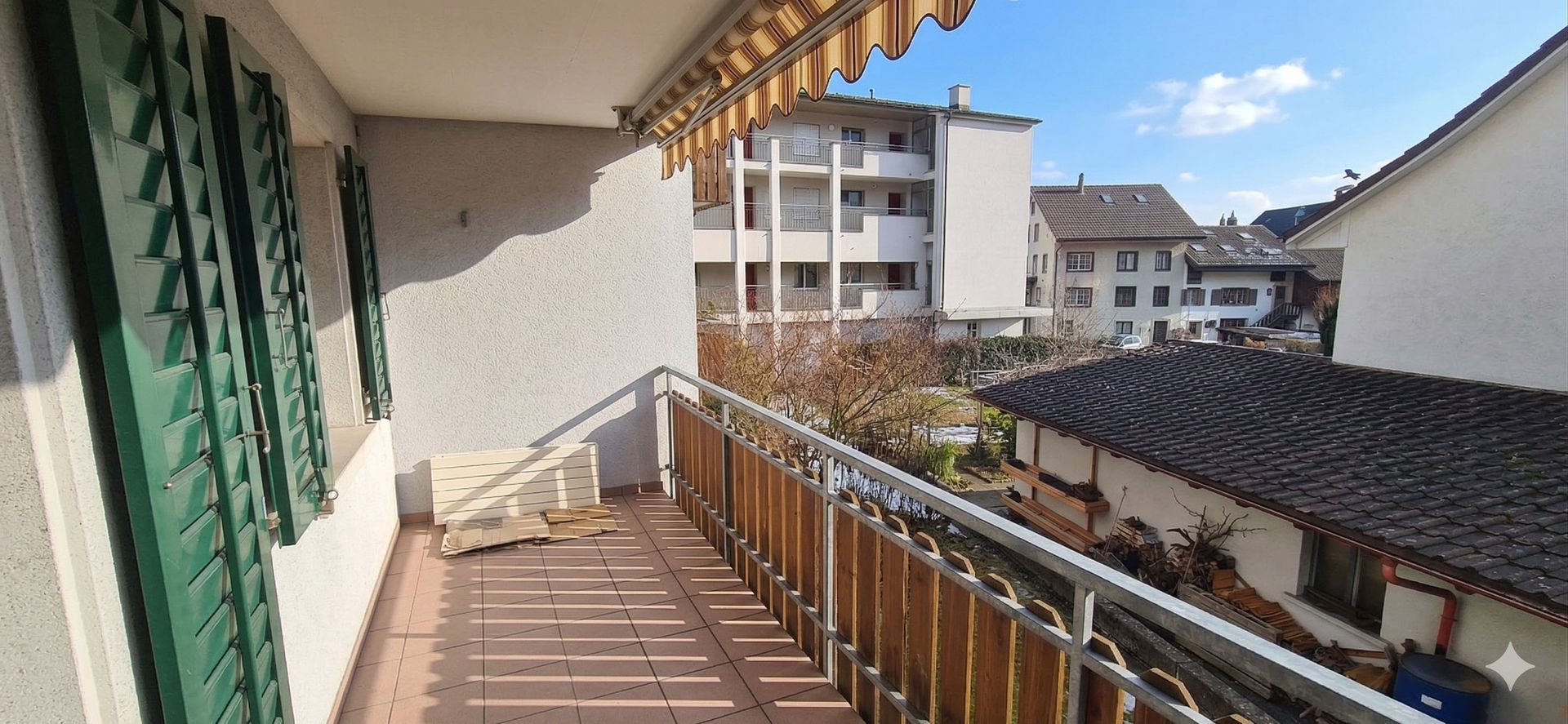 Balkon mit Blick auf Wohnhäuser