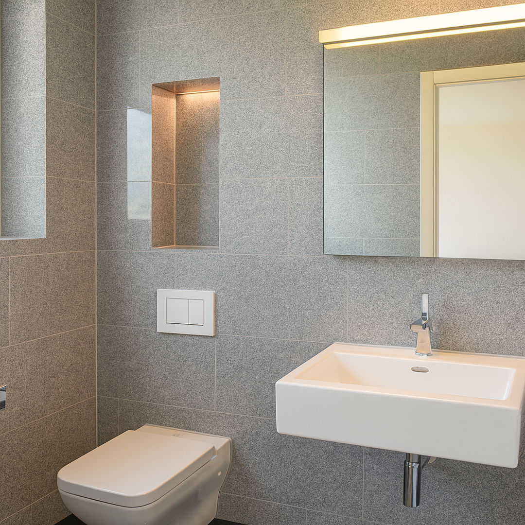 Modernes Gäste-WC mit Waschbecken und Spiegel