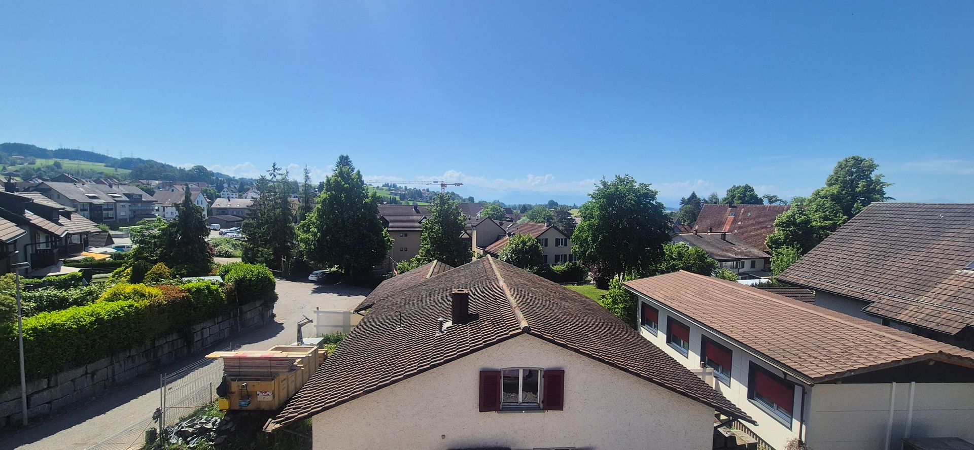 Wohngebiet mit Blick über Dächer und Landschaft