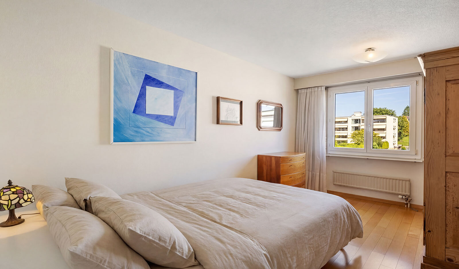 Helles Schlafzimmer mit Blick ins Grüne
