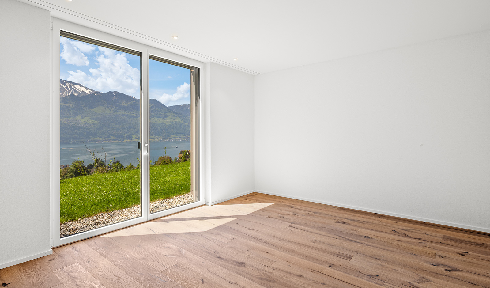 Heller Wohnraum mit Panoramablick