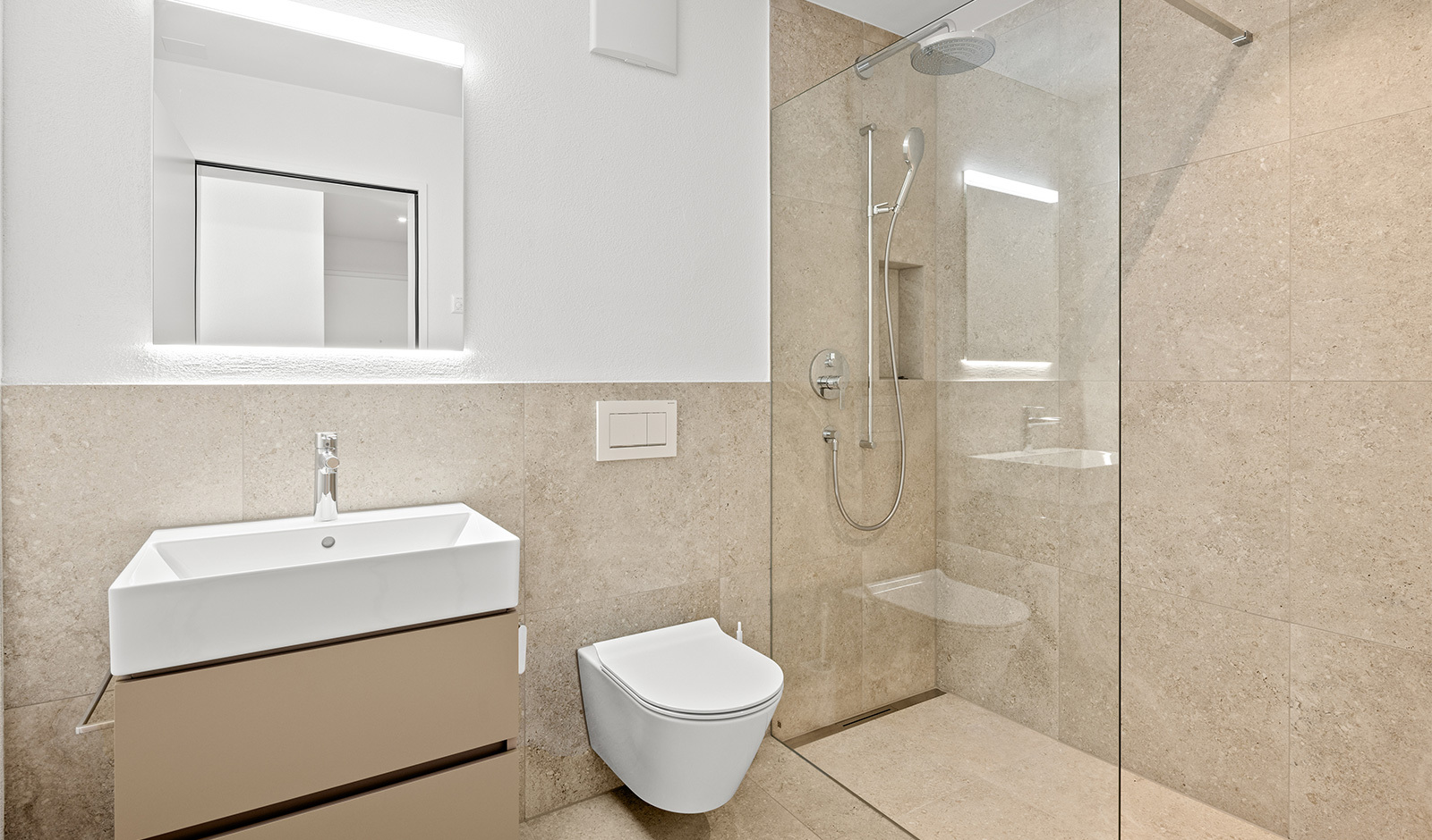 Modernes Badezimmer mit begehbarer Dusche