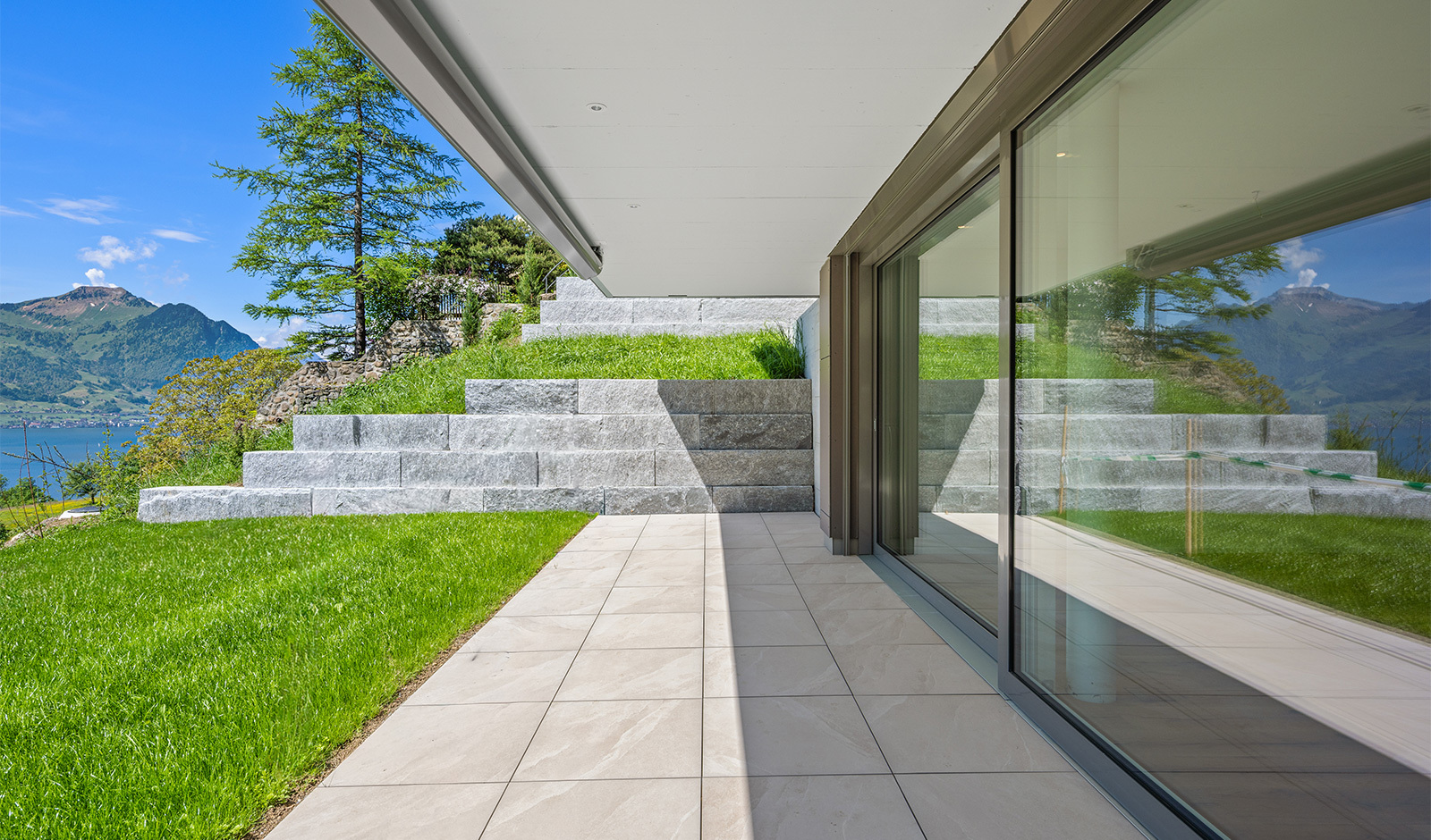 Terrasse mit Berg- und Seeblick