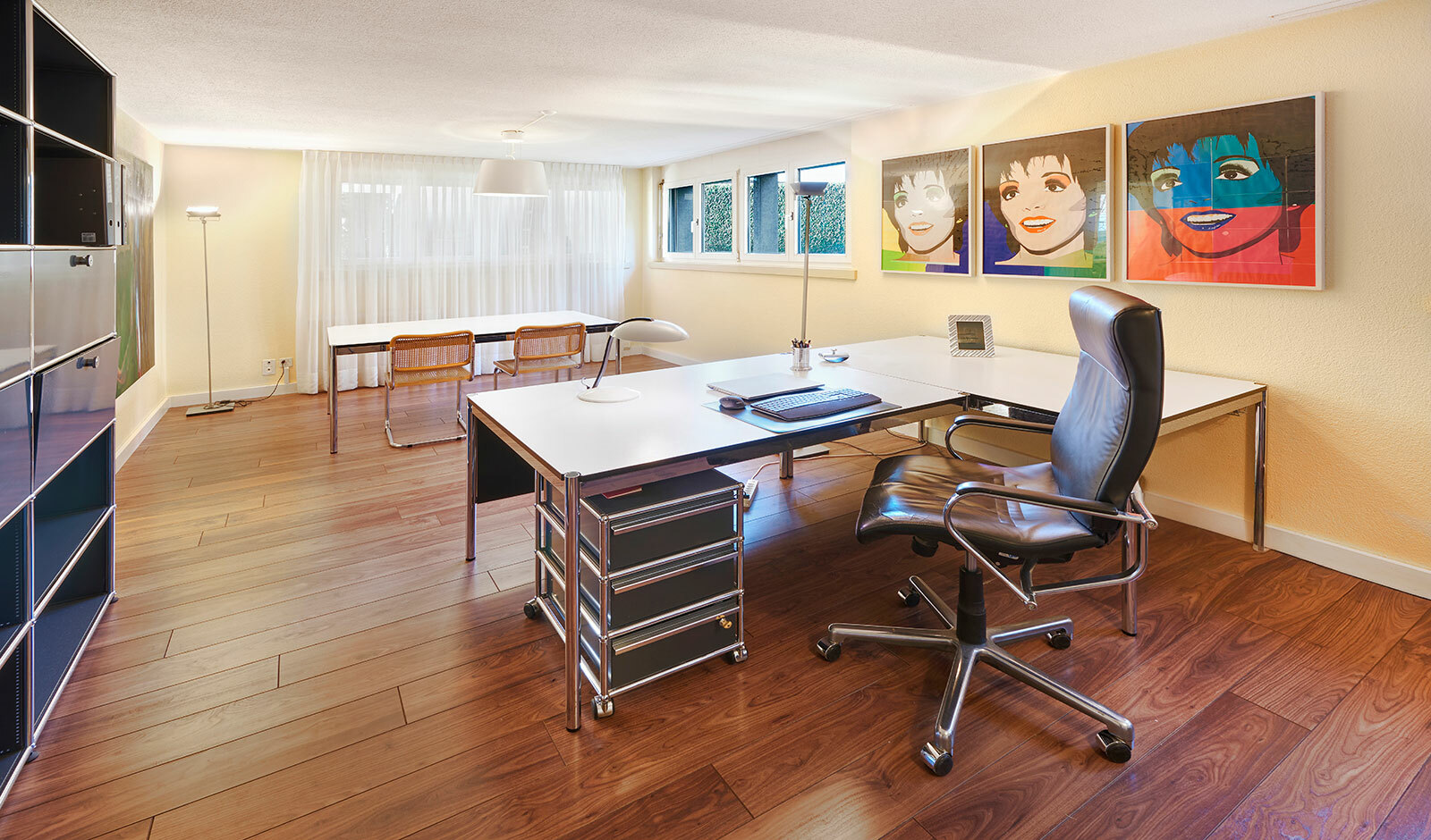 Helles Arbeitszimmer mit moderner Büroeinrichtung