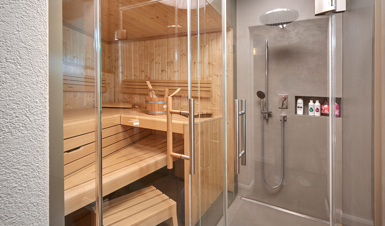 Moderne Sauna mit Glasfront und Dusche