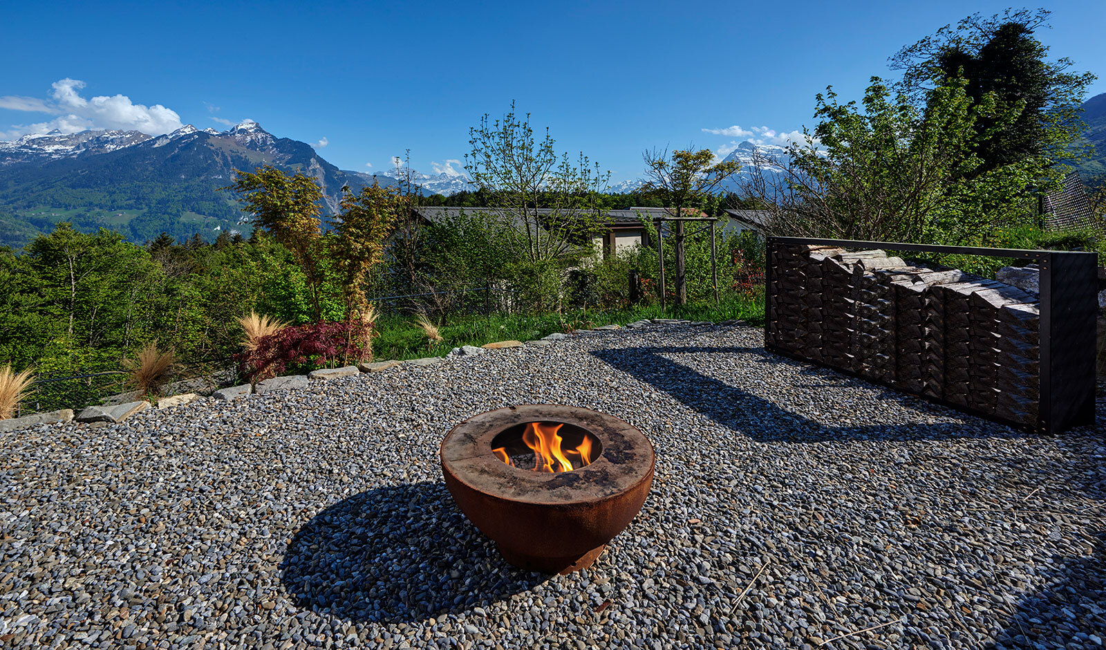 Außenbereich mit Feuerstelle und Bergblick