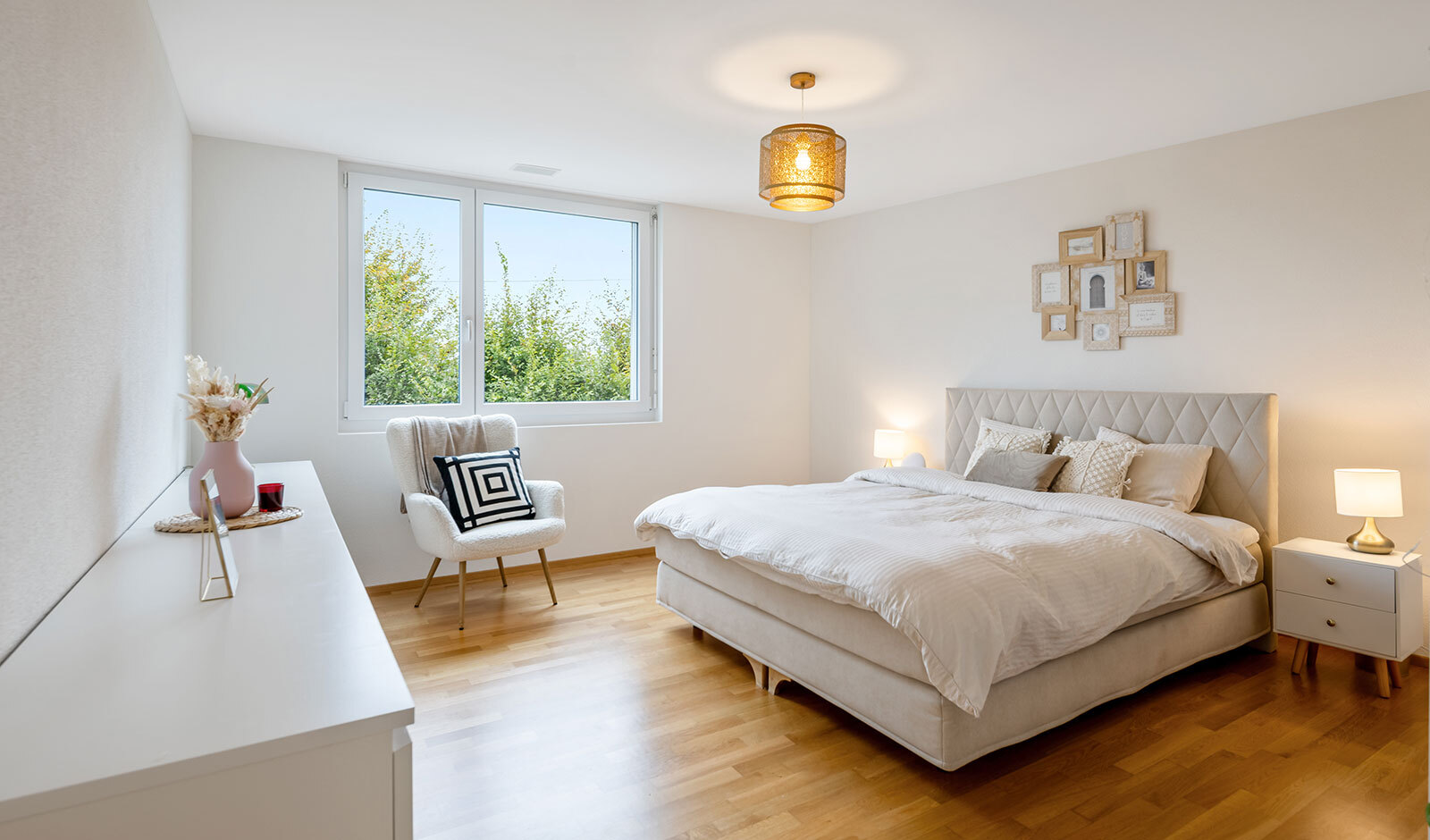 Helles, minimalistisches Schlafzimmer mit Doppelbett