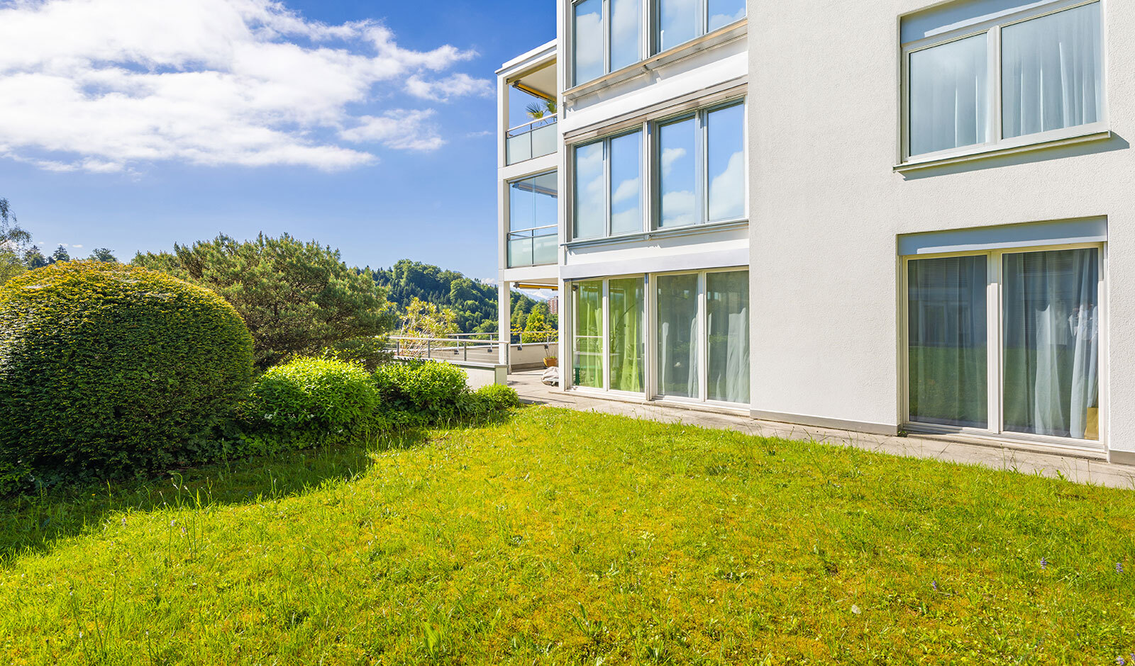Außenansicht eines modernen Wohngebäudes mit Garten