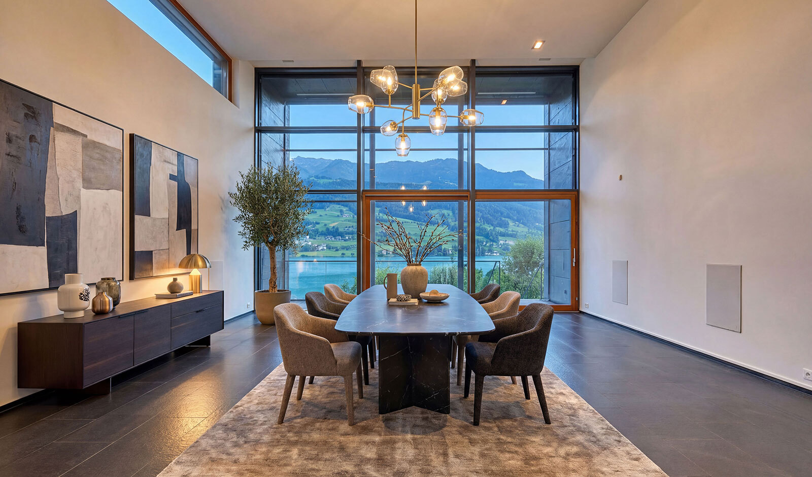 Eleganter Essbereich mit Berg- und Seeblick