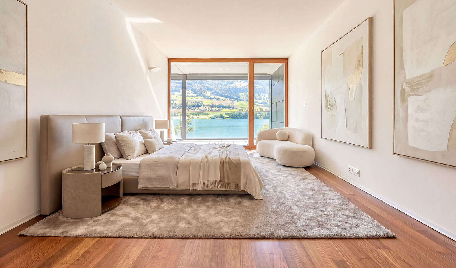 Helles Schlafzimmer mit Seeblick