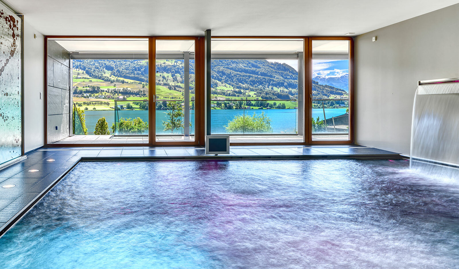 Innenraum mit Pool und Seeblick