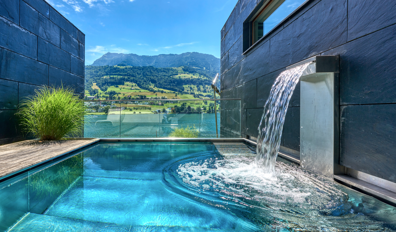 Luxuriöser Außenpool mit Bergblick