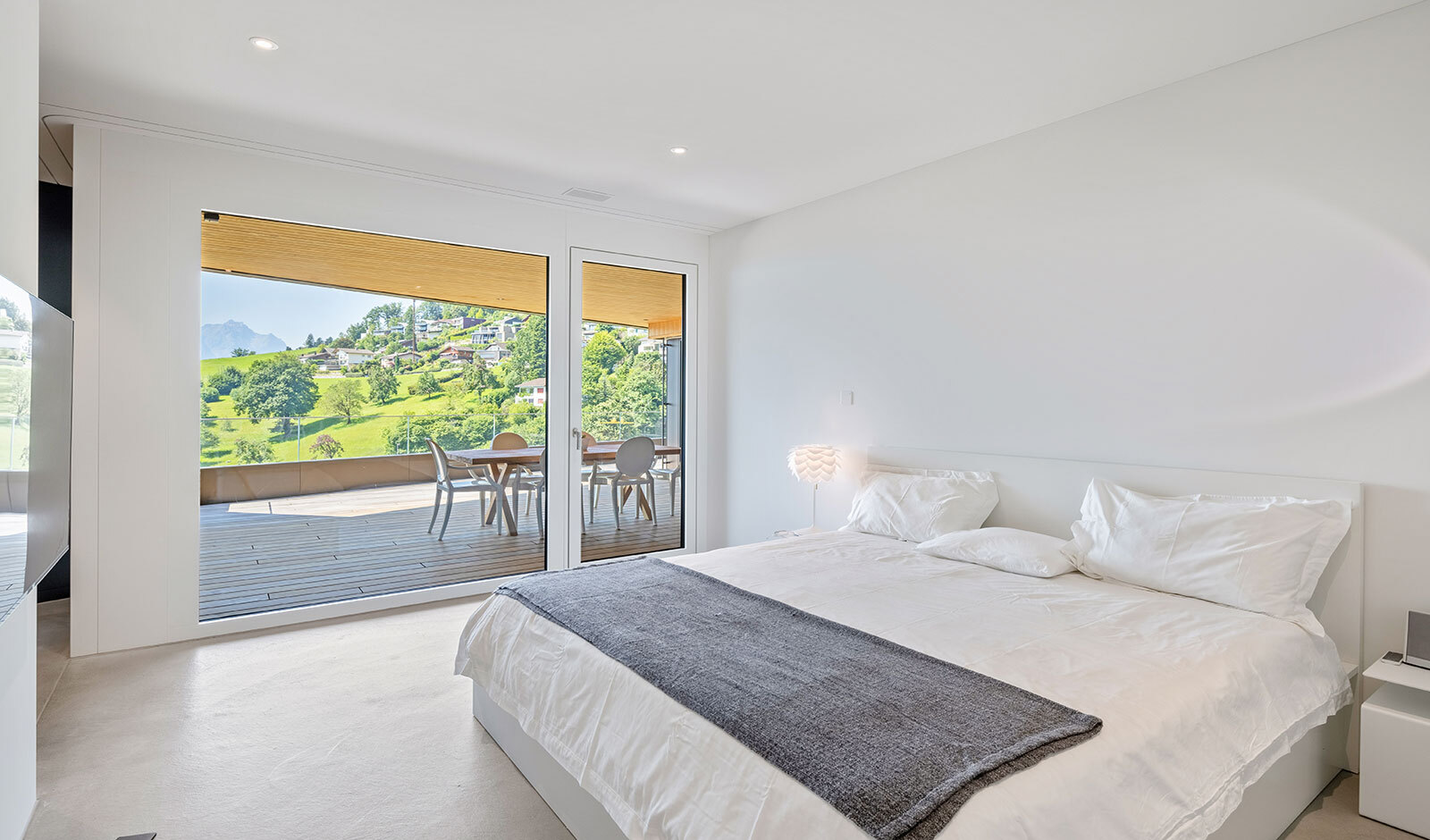 Modernes Schlafzimmer mit Terrassenblick